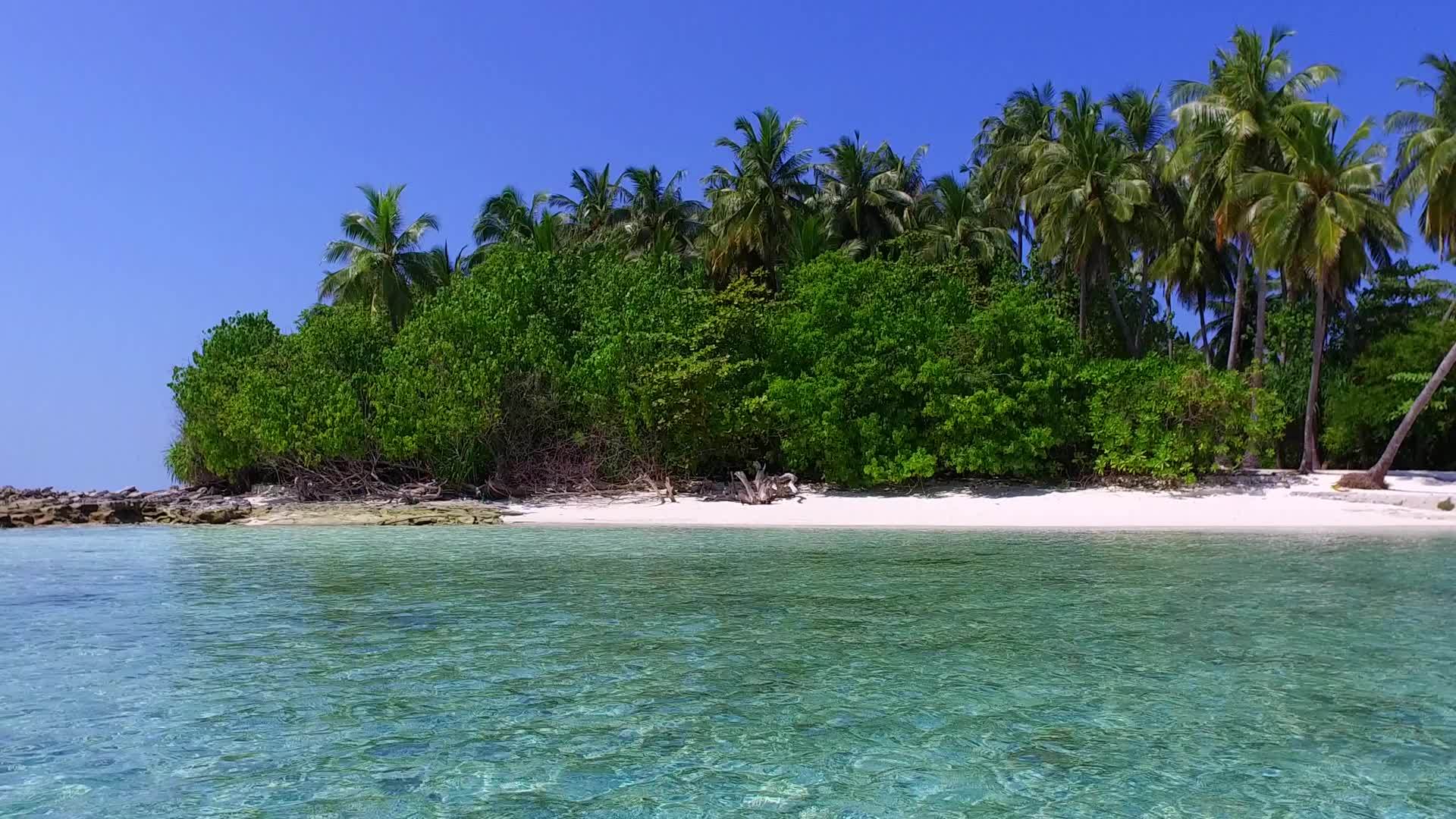 阳光明媚的豪华环礁湖视频的预览图