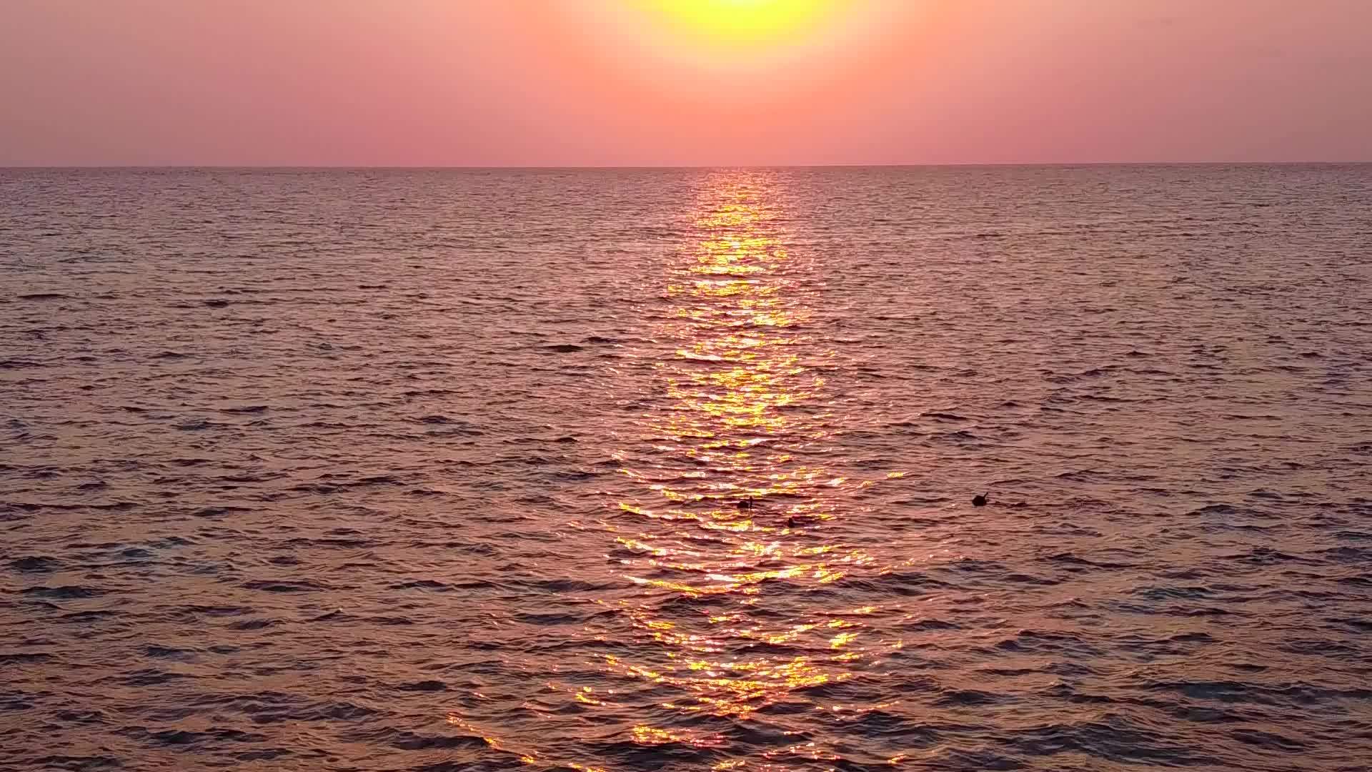 在透明的海面上沙巴附近有一个明亮的海滩背景视频的预览图