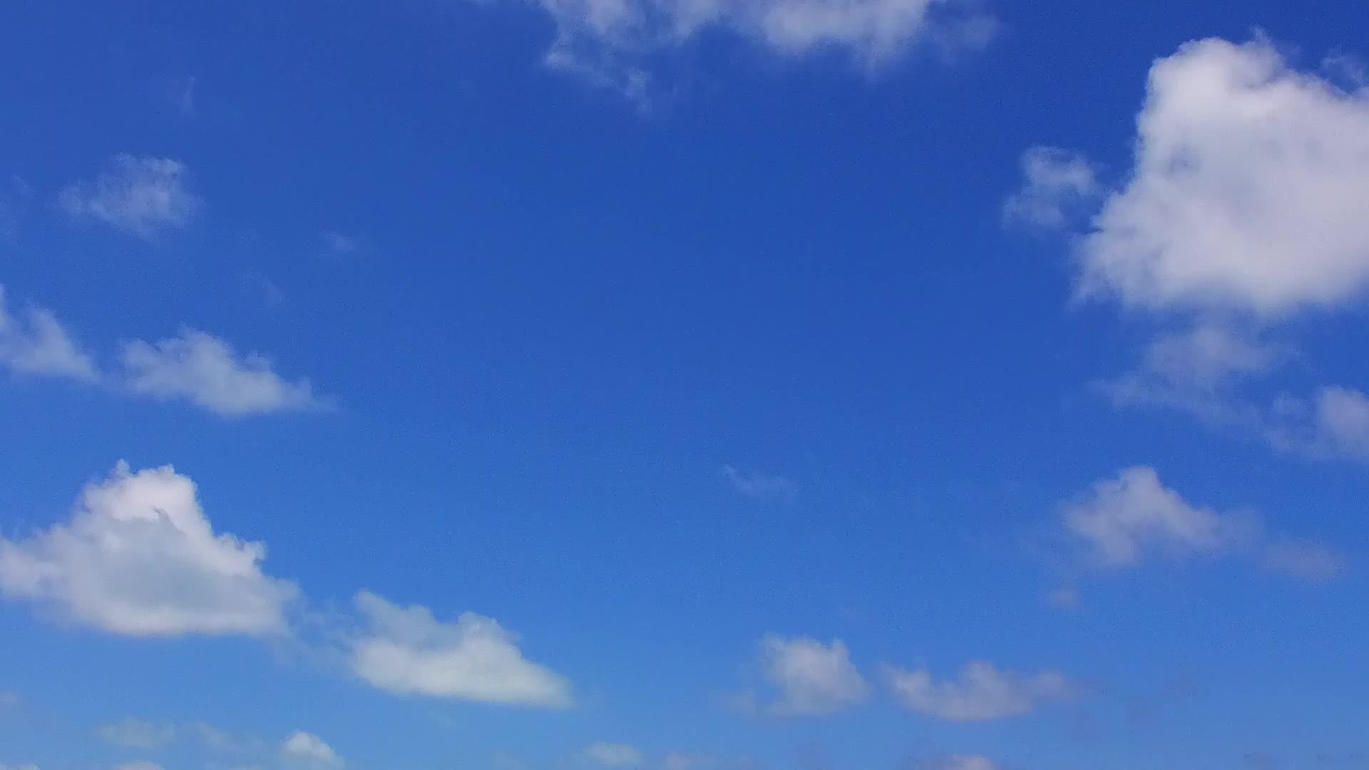 日出后蓝海和白沙的背景是蓝色的海洋海岸海滩野生生物视频的预览图