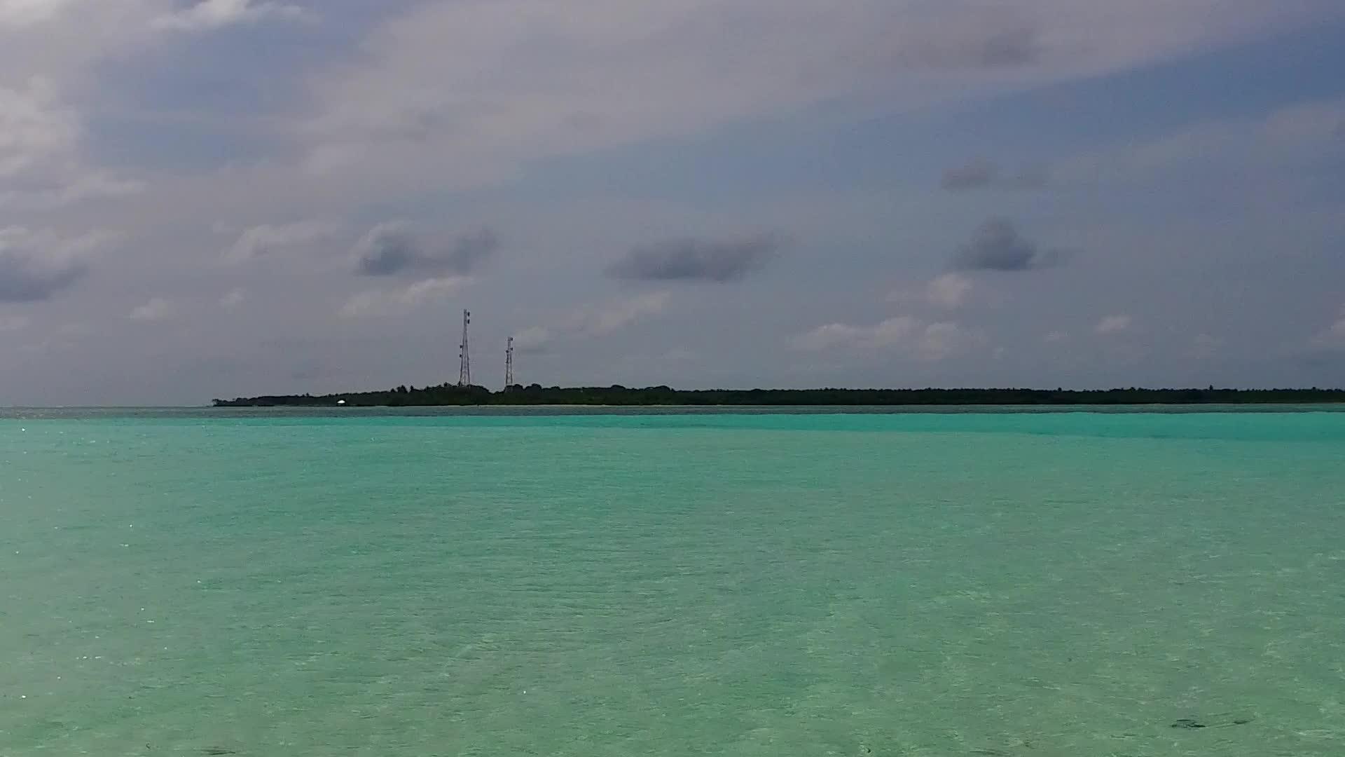 蓝色的海洋和珊瑚礁附近有白色的海滩背景视频的预览图