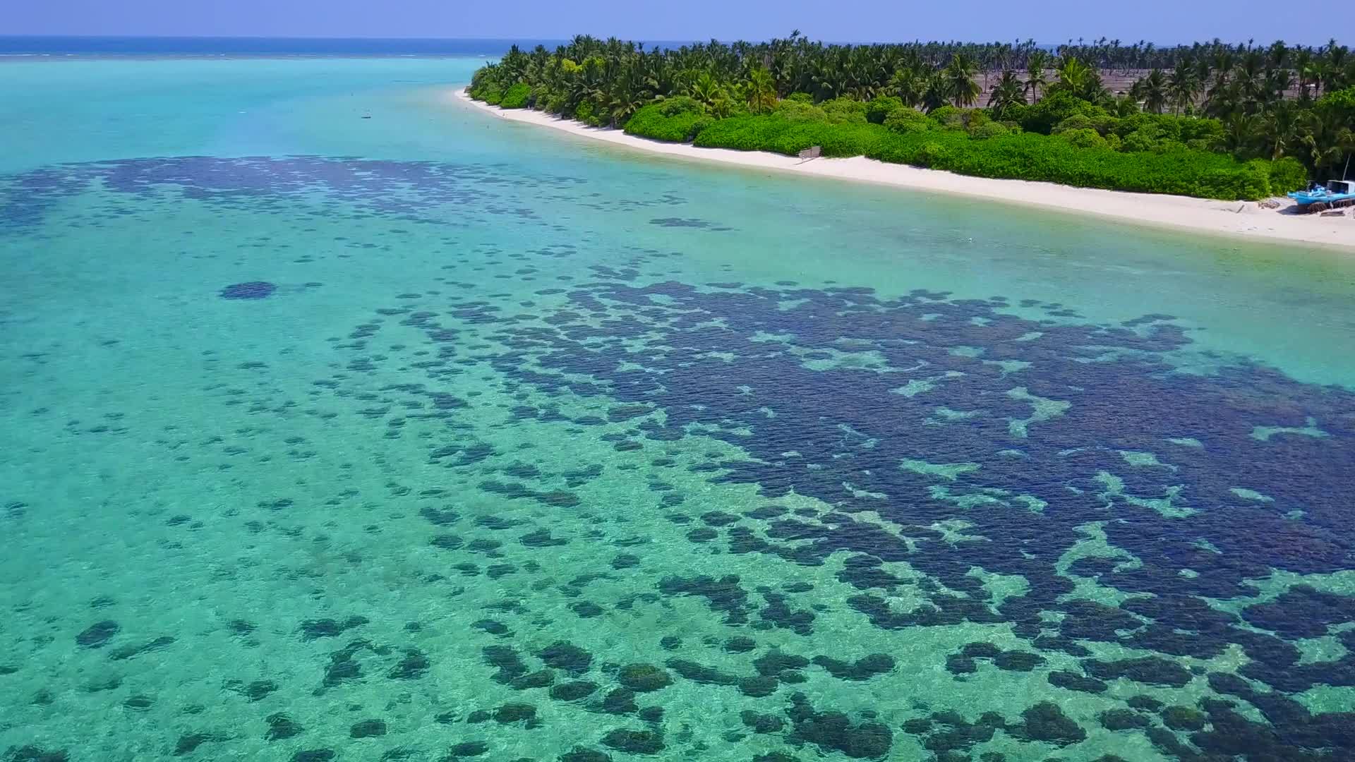 蓝绿色的海洋在阳光下有白色的沙子背景穿过奇怪的环礁湖视频的预览图