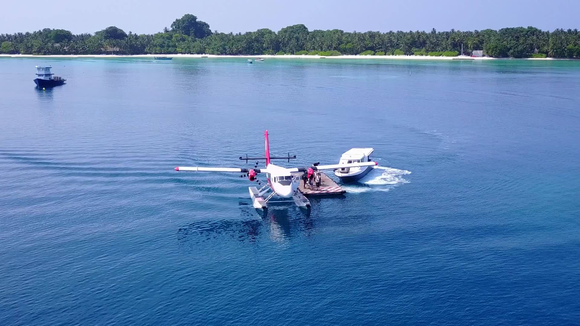 美丽的旅游海滩位于沙巴附近的蓝色环礁湖和白色海滩上视频的预览图