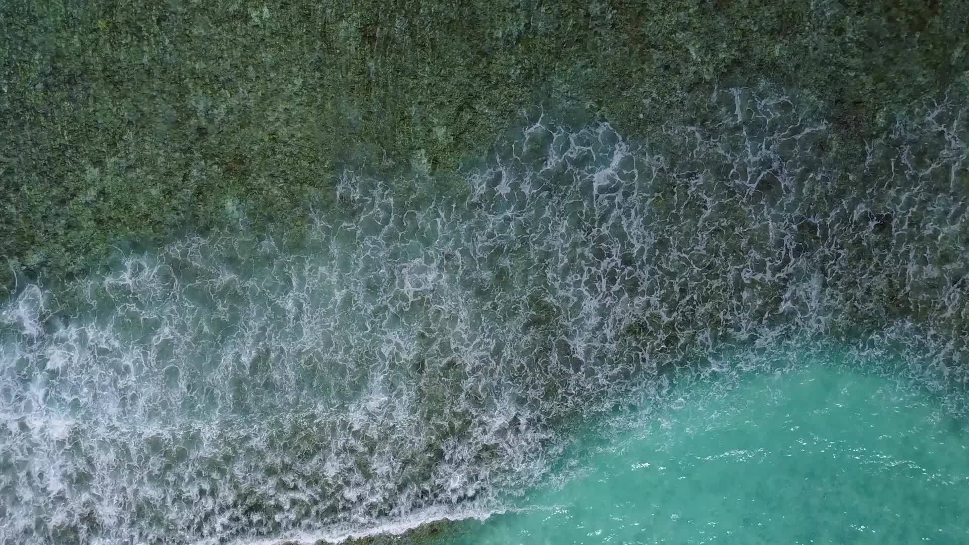在沙巴附近热带海岸被清澈的环礁湖和明亮的海滩背景打破视频的预览图