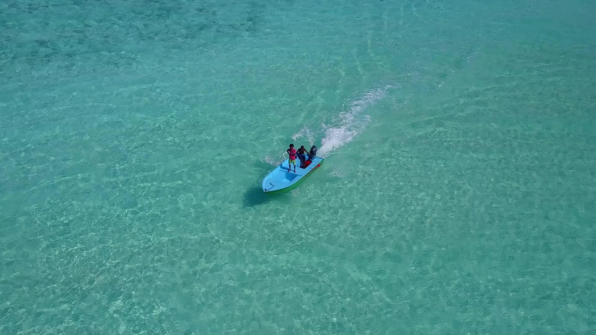 蓝色泻湖特写热带海岸海滩度假在阳光下有白色沙滩背景视频的预览图