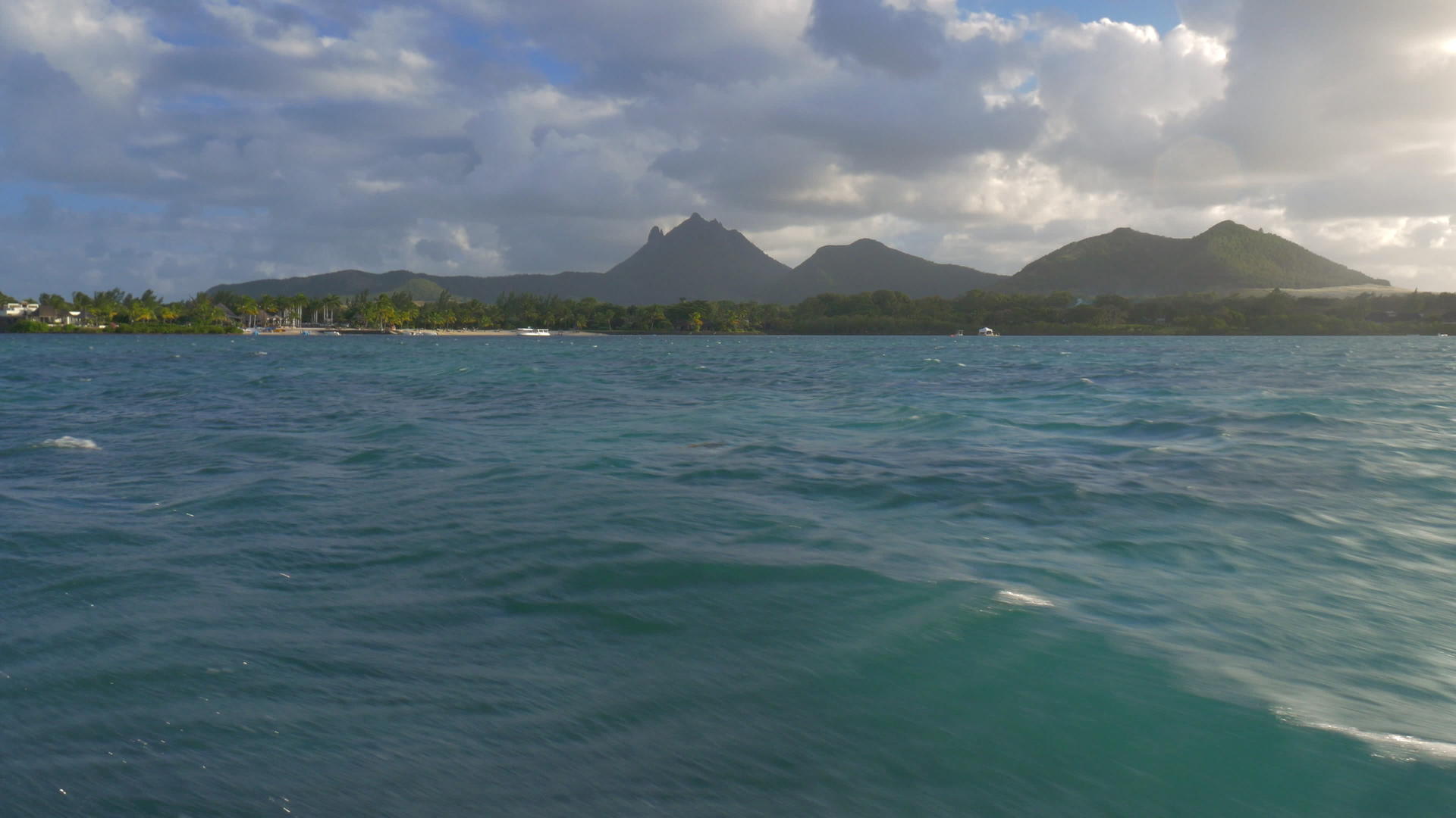 毛里提乌斯岛游艇上的海平面和印地安海的图片视图视频的预览图