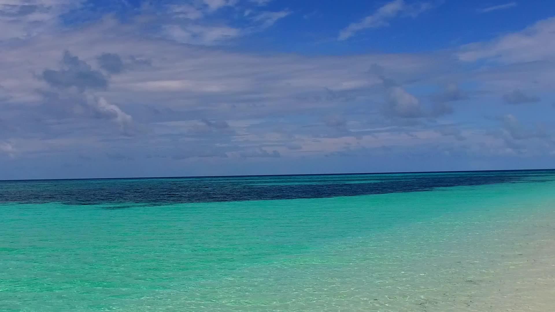 沙洲附近的白沙背景蓝绿色的海洋田园诗般的海岸海滩夏日风光视频的预览图