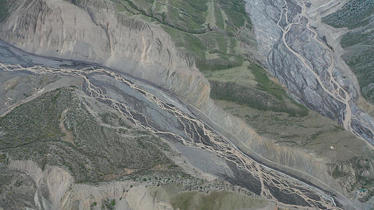 新疆河谷峡谷航拍风光视频的预览图