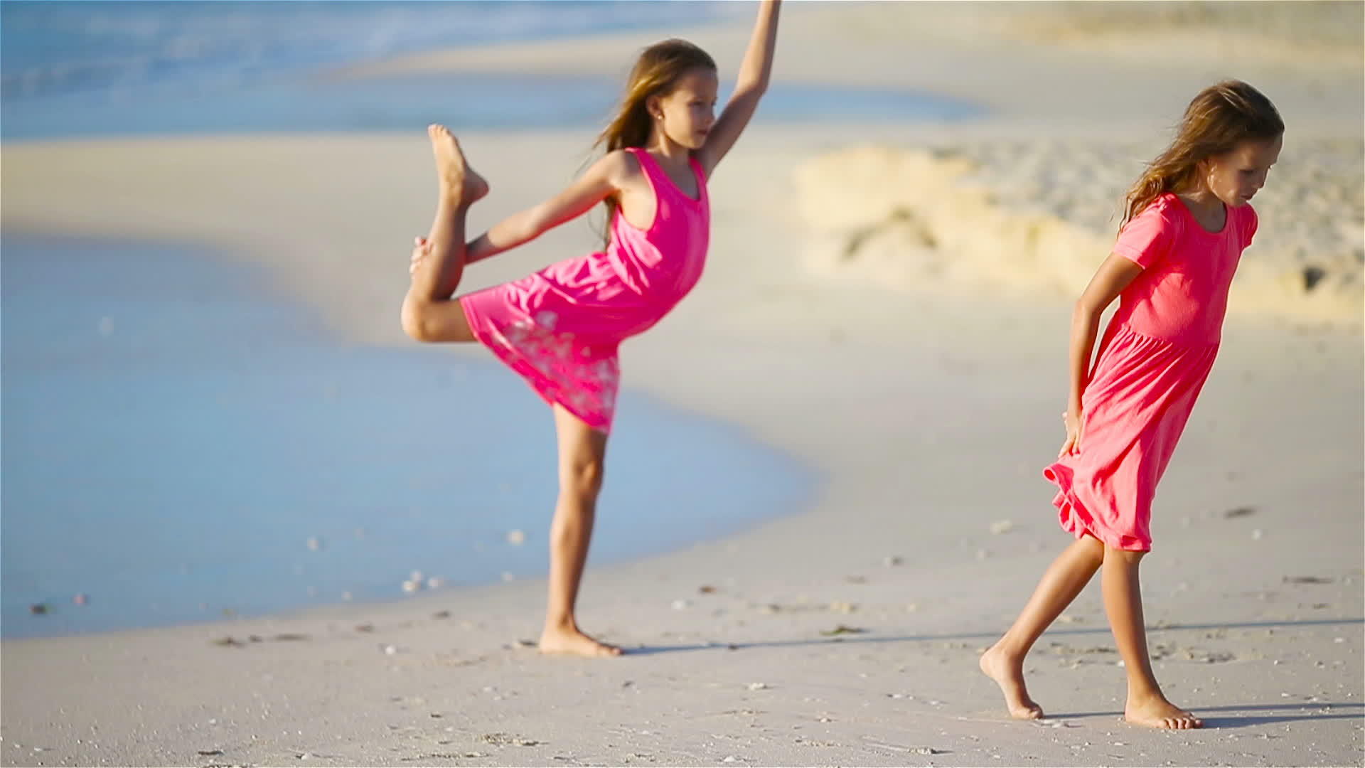 暑假期间小女孩在热带海滩玩得很开心视频的预览图