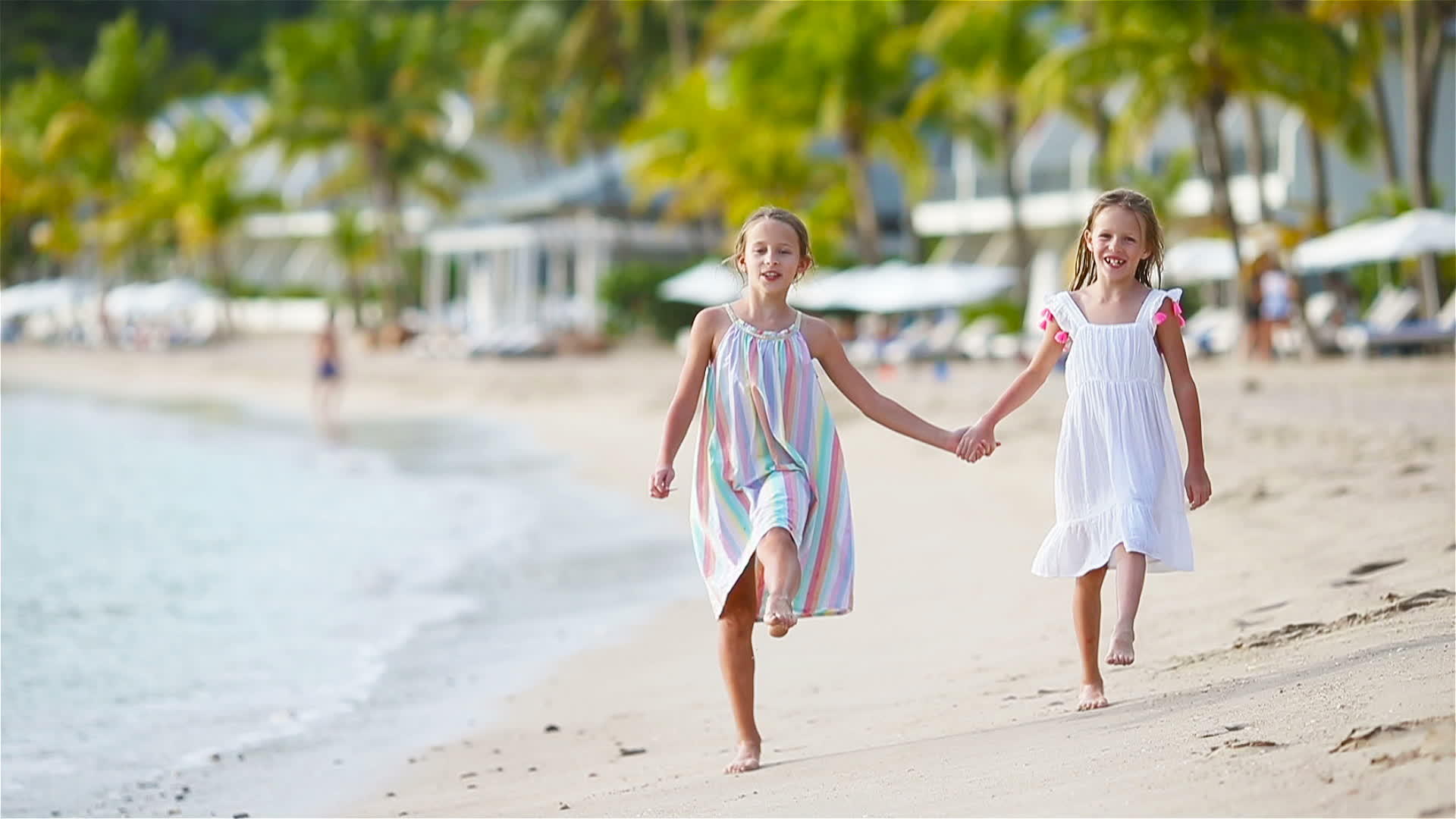暑假期间在热带海滩玩得开心的小女孩一起玩；和；视频的预览图