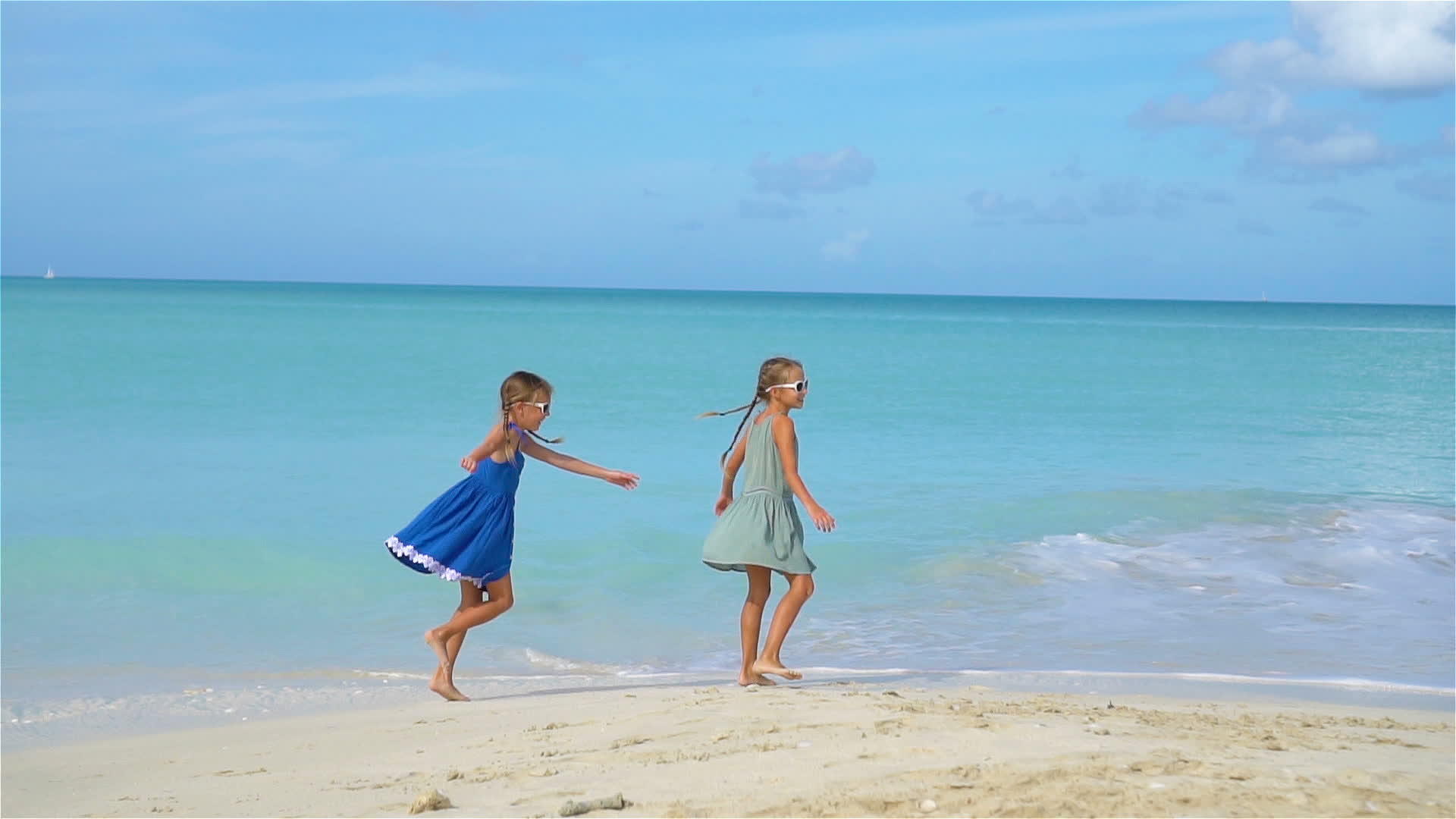 暑假期间小女孩在热带海滩玩得很开心视频的预览图