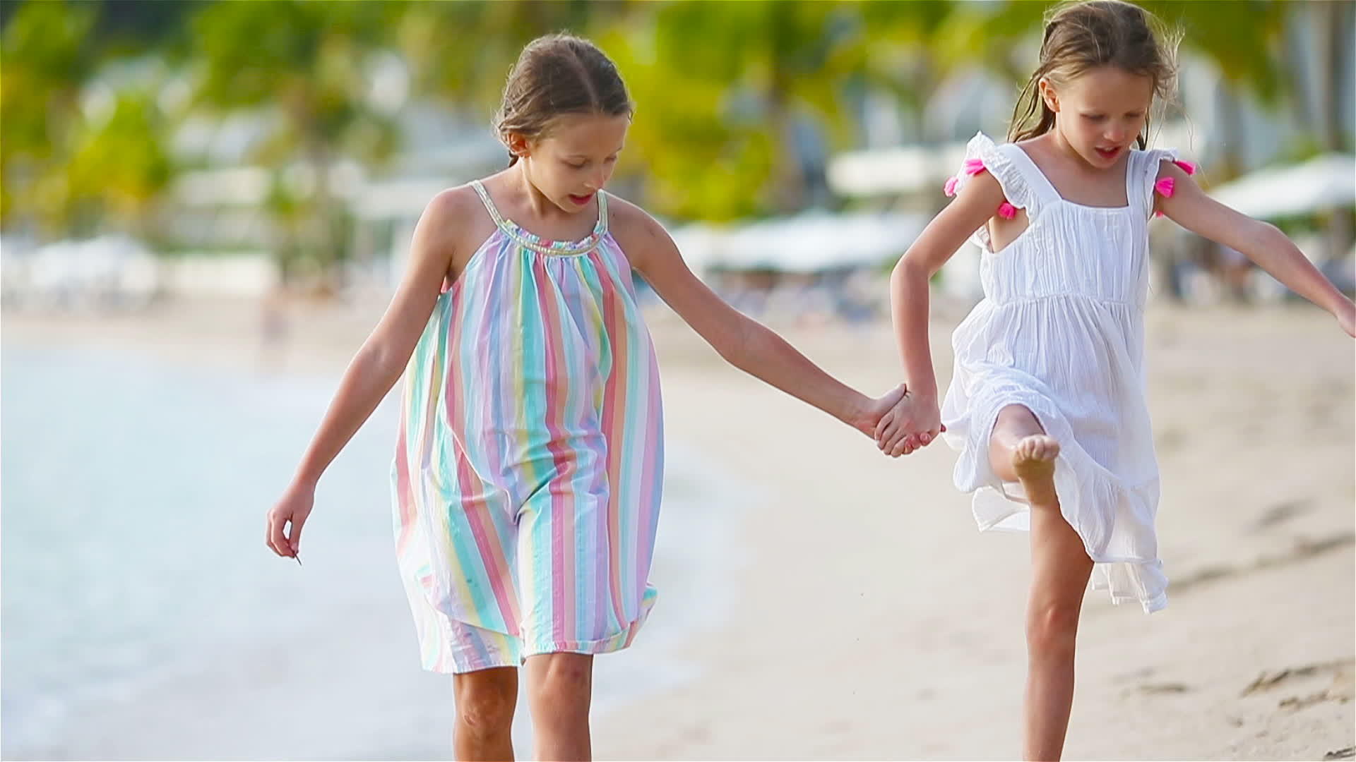 暑假期间在热带海滩玩得开心的小女孩一起玩；和；视频的预览图