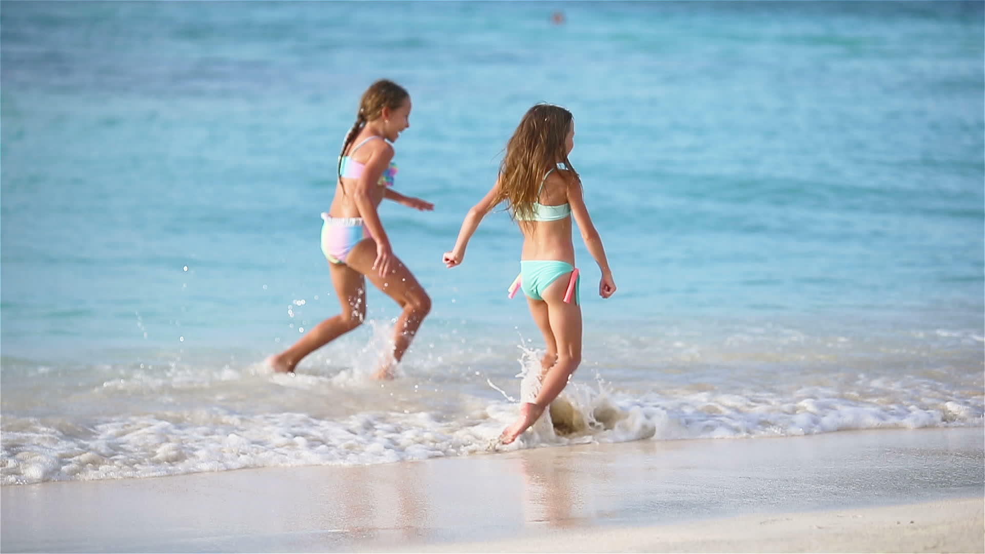 可爱的小女孩们一起在海滩上散步视频的预览图