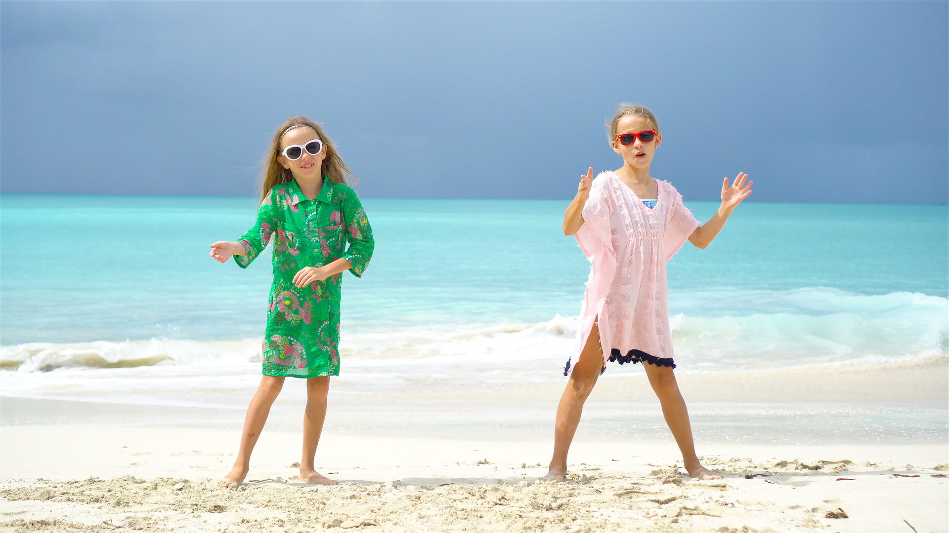 两个漂亮的孩子和两个漂亮的孩子在海边跳舞视频的预览图
