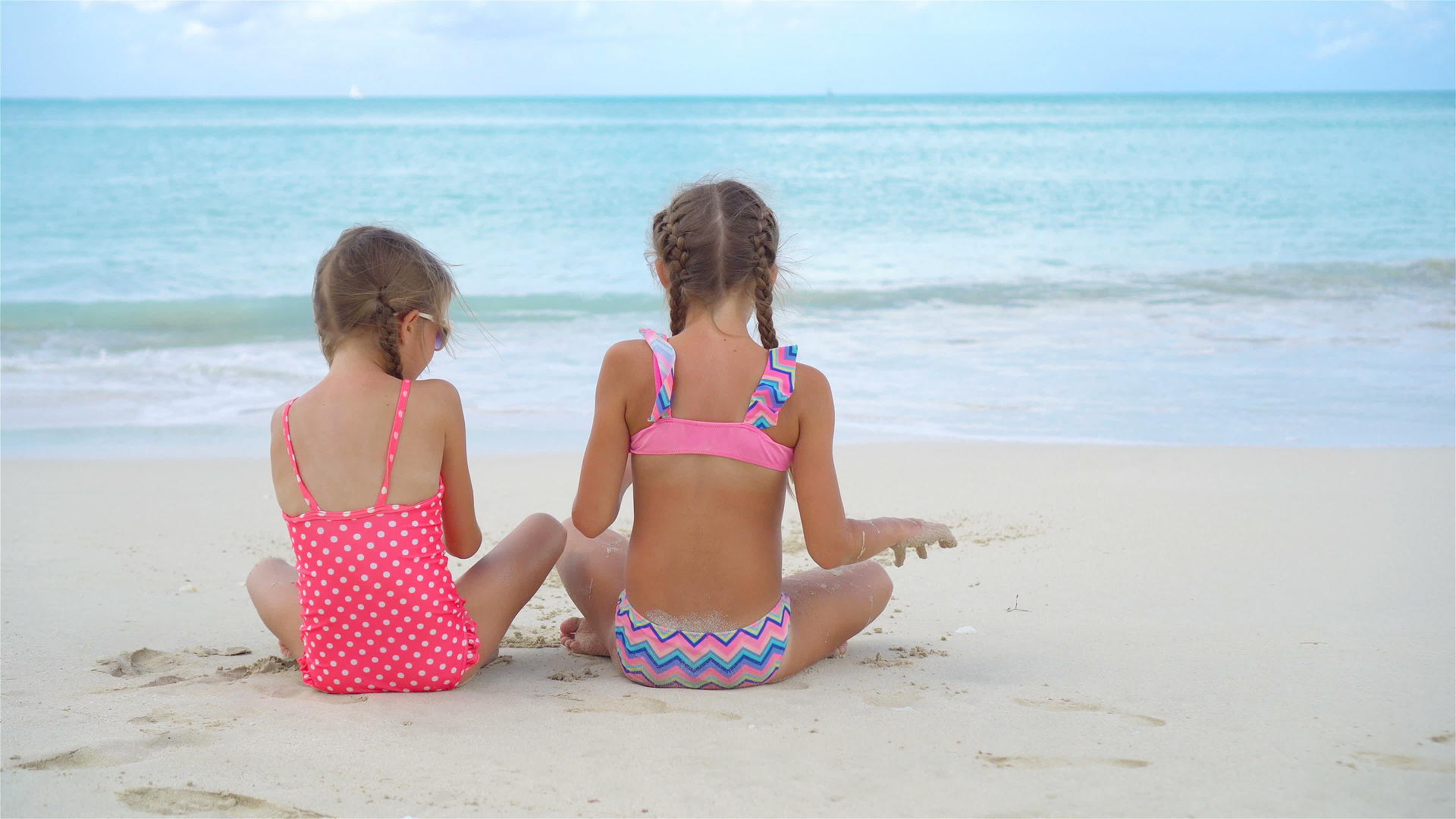 可爱的小女孩在沙滩上玩沙子视频的预览图