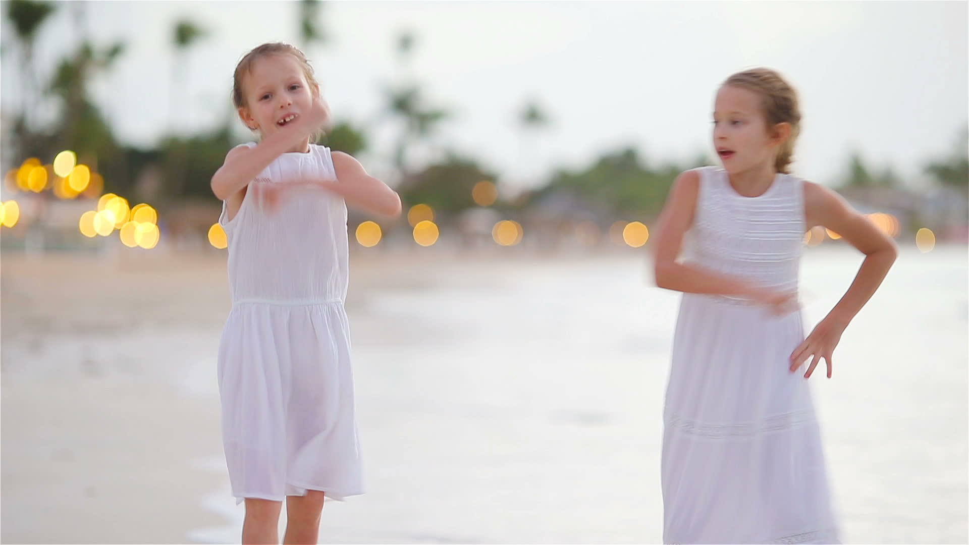 可爱的小女孩们在海滩上玩得很开心两个漂亮的孩子很开心视频的预览图