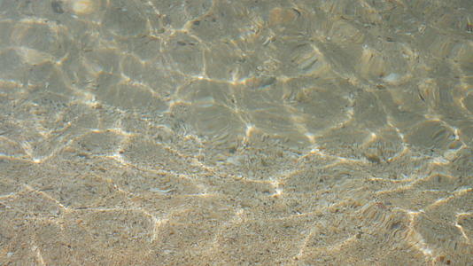 海水中的小浪水是清澈的你可以通过白色的沙子看穿简单的夏天视频的预览图