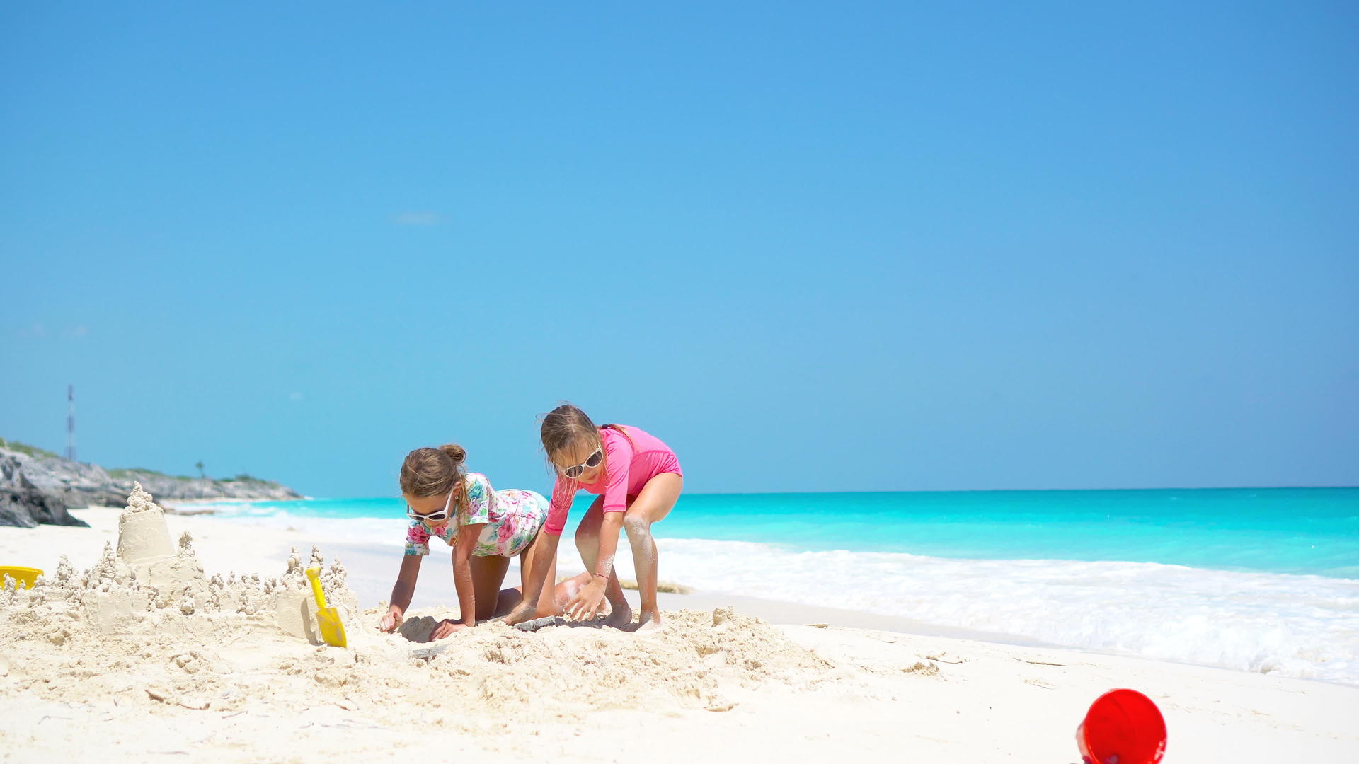 快乐的孩子们在热带度假期间玩沙滩玩具视频的预览图