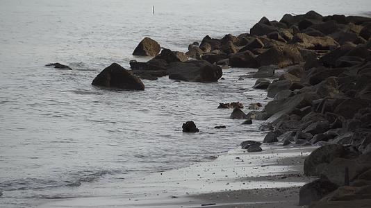 海水撞击棕岩视频的预览图