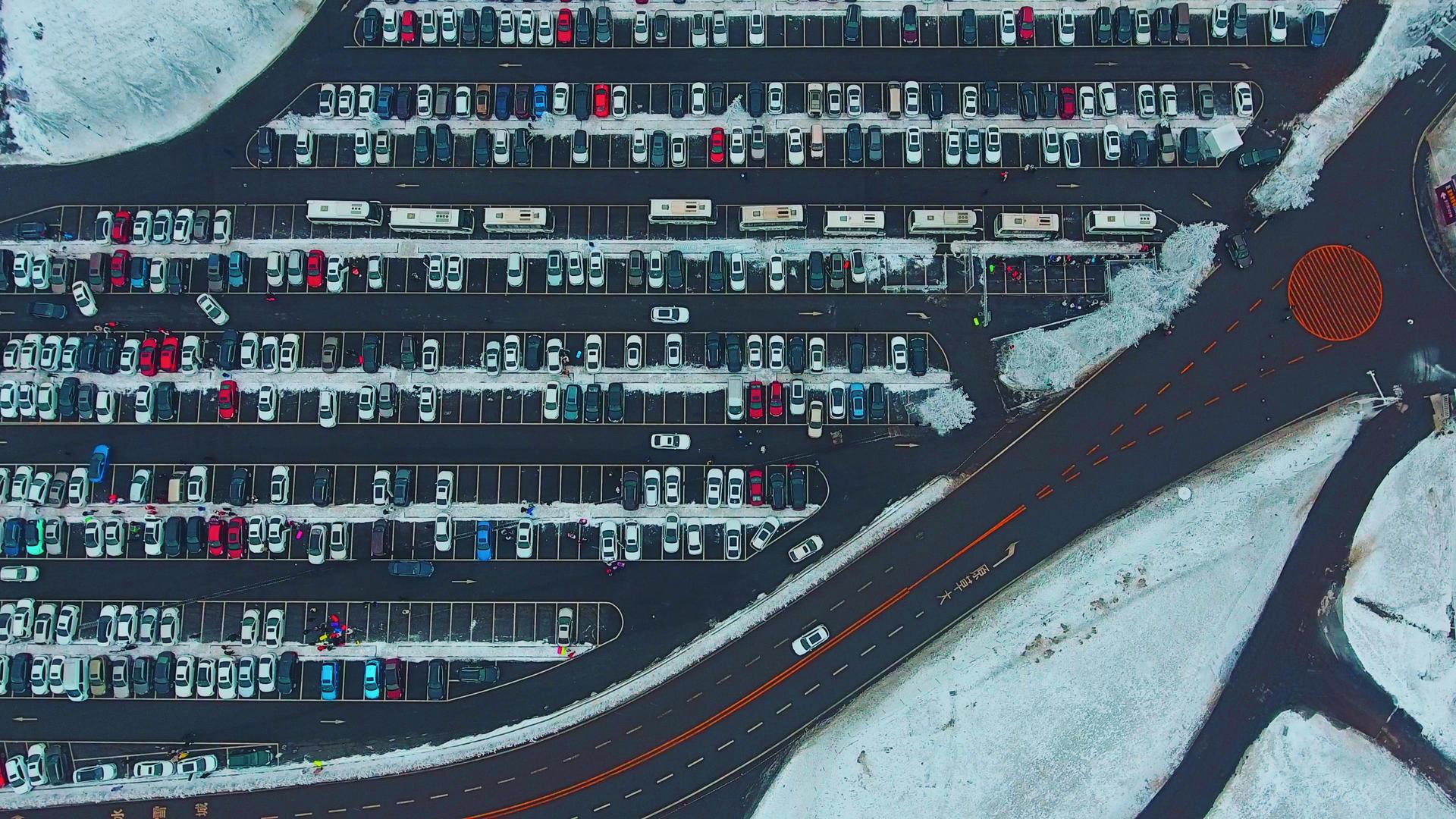 雪山山顶公共停车场视频的预览图
