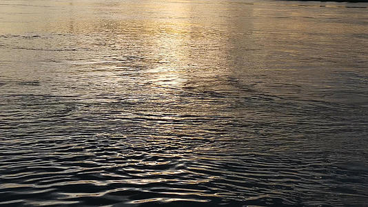 夕阳江河水流4K实拍视频的预览图