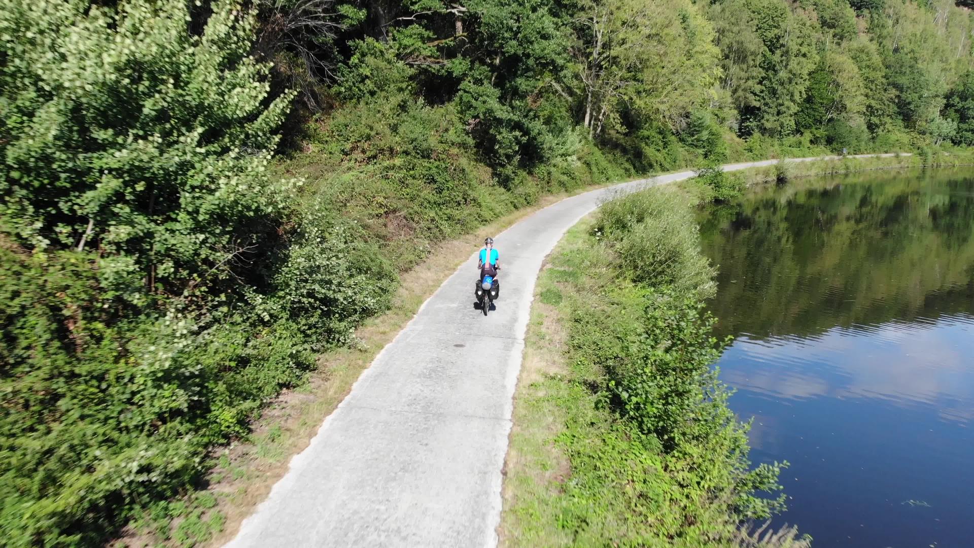 空气——在树林里的路上专业的公路自行车手在高速自行车上视频的预览图