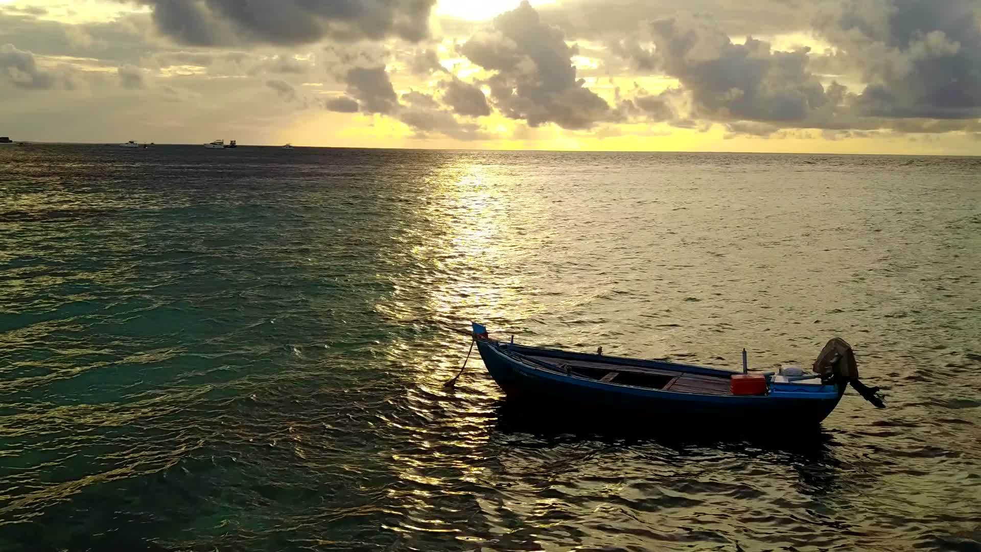 日出后美丽的海的深蓝色水画出美丽的海滩生活视频的预览图