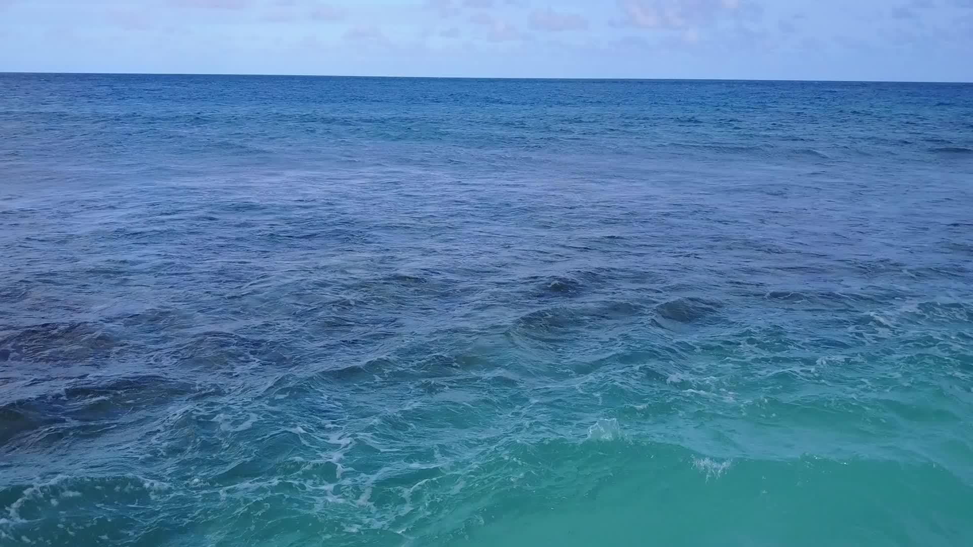 靠近海浪的白色海滩和宁静浪漫的海滩视频的预览图