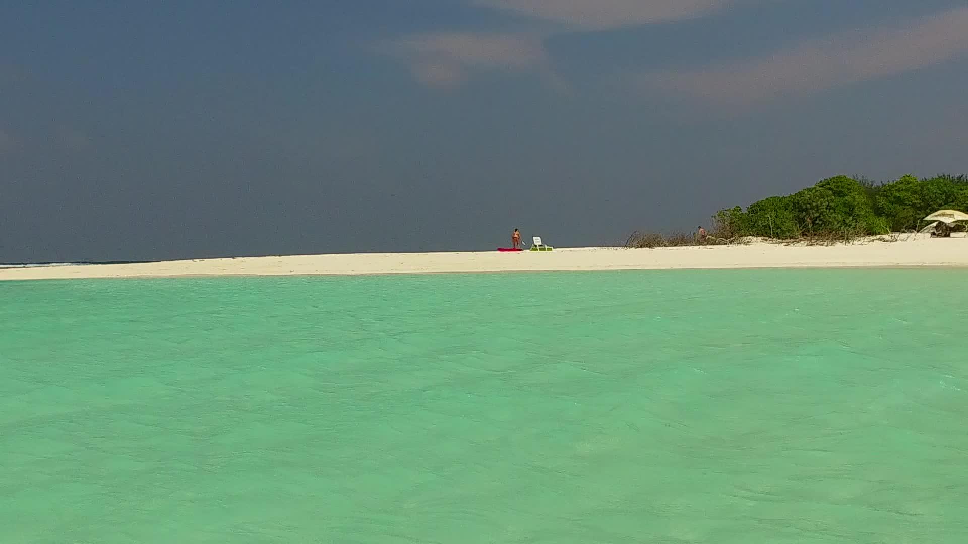 靠近海浪的白色海滩和宁静浪漫的海滩视频的预览图