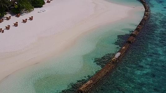 海洋旅行海滩旅行由绿海和珊瑚礁附近的白沙背景组成视频的预览图