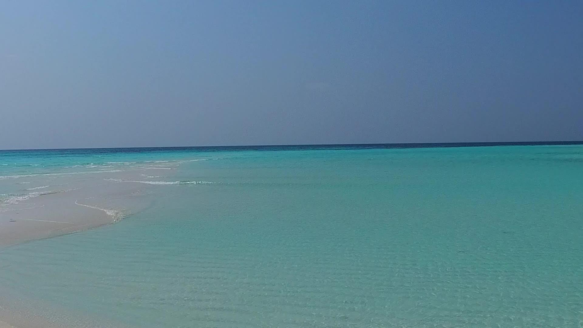 海湾海滩之旅由蓝水和海滩附近的白沙沙本背景组成视频的预览图