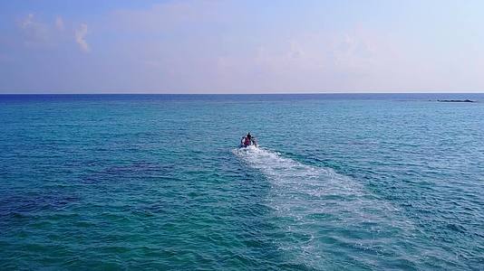 蓝海和冲浪附近的白沙背景放松度假海滩度假的夏季景观视频的预览图
