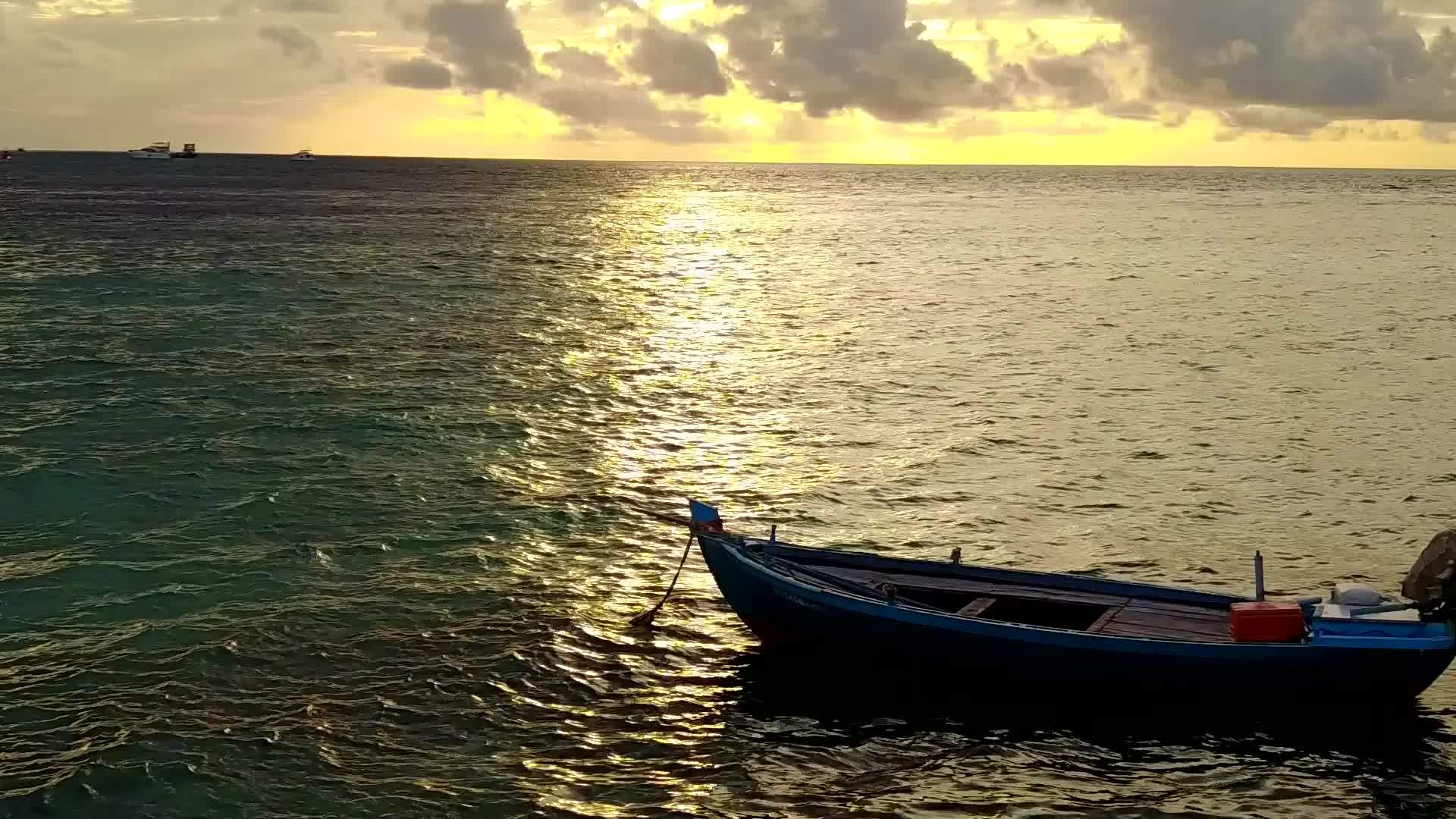 热带度假胜地海滩航行的次空间图案从蓝水在海滩附近航行视频的预览图