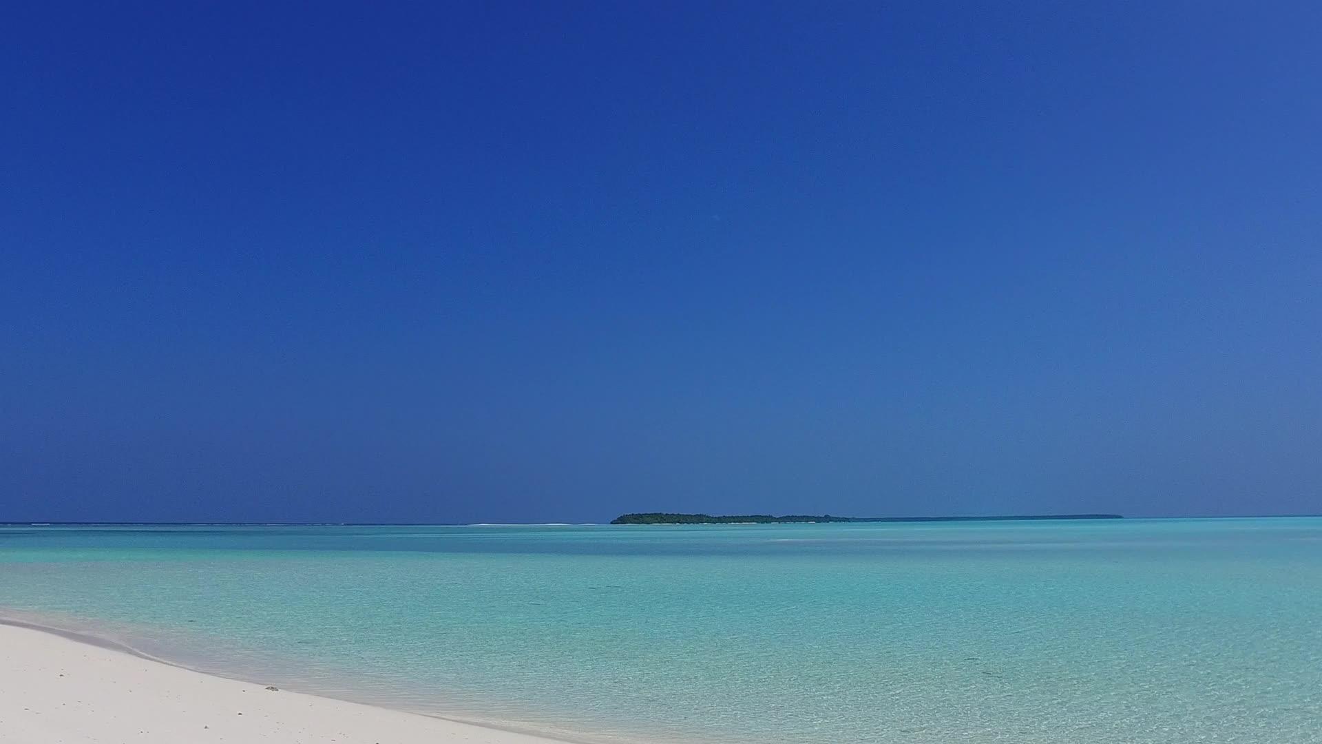 热带岛屿的海滩是空的在沙巴附近的蓝色水域和清洁的沙土上冒险视频的预览图