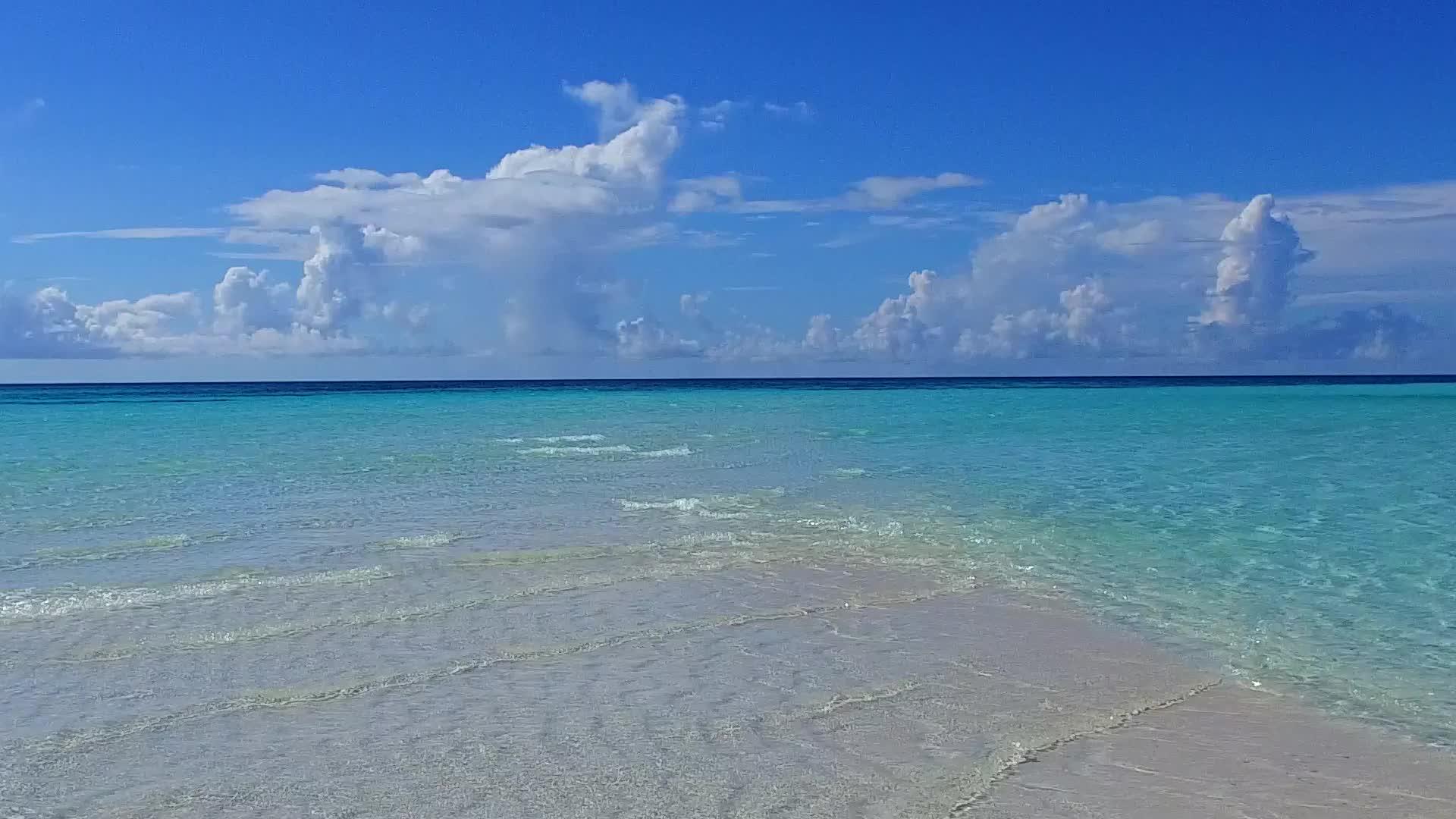 蓝海和沙巴附近的白色沙滩背景下的白色沙尘视频的预览图