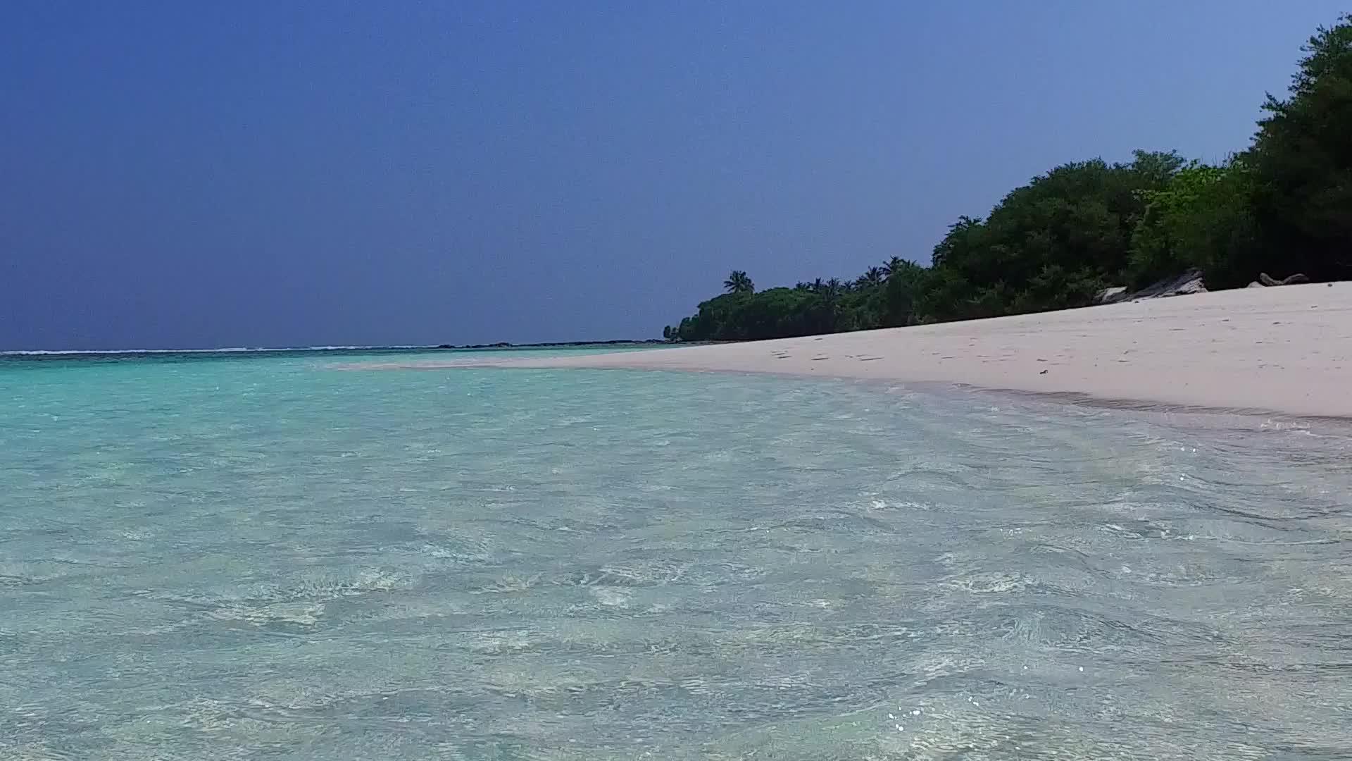 完美的泻湖海滩之旅蓝绿色的海洋和沙洲附近的白沙背景视频的预览图