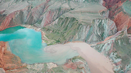 新疆峡谷河流风光丹霞地貌航拍视频的预览图
