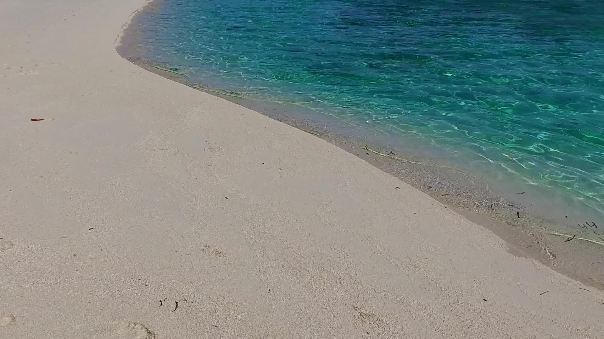 热带岛屿海滩度假的浪漫抽象视频的预览图