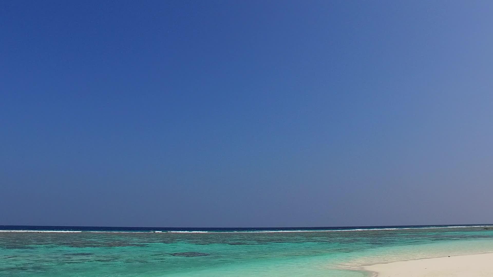 白色的沙滩靠近阳光下的海浪宁静浪漫的海滩视频的预览图