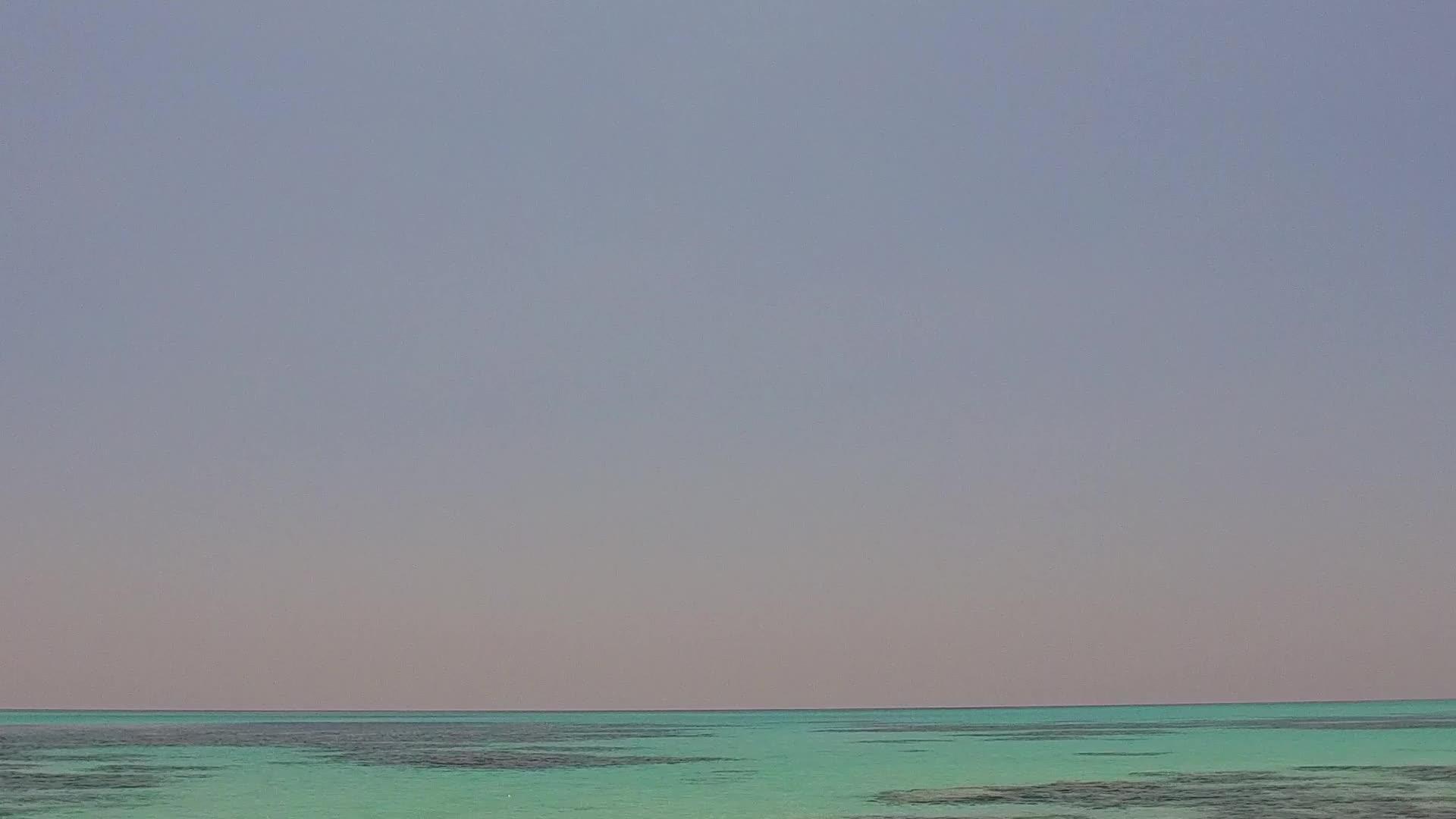 在度假胜地附近的白沙背景下阳光明媚的景象来自绿石水视频的预览图