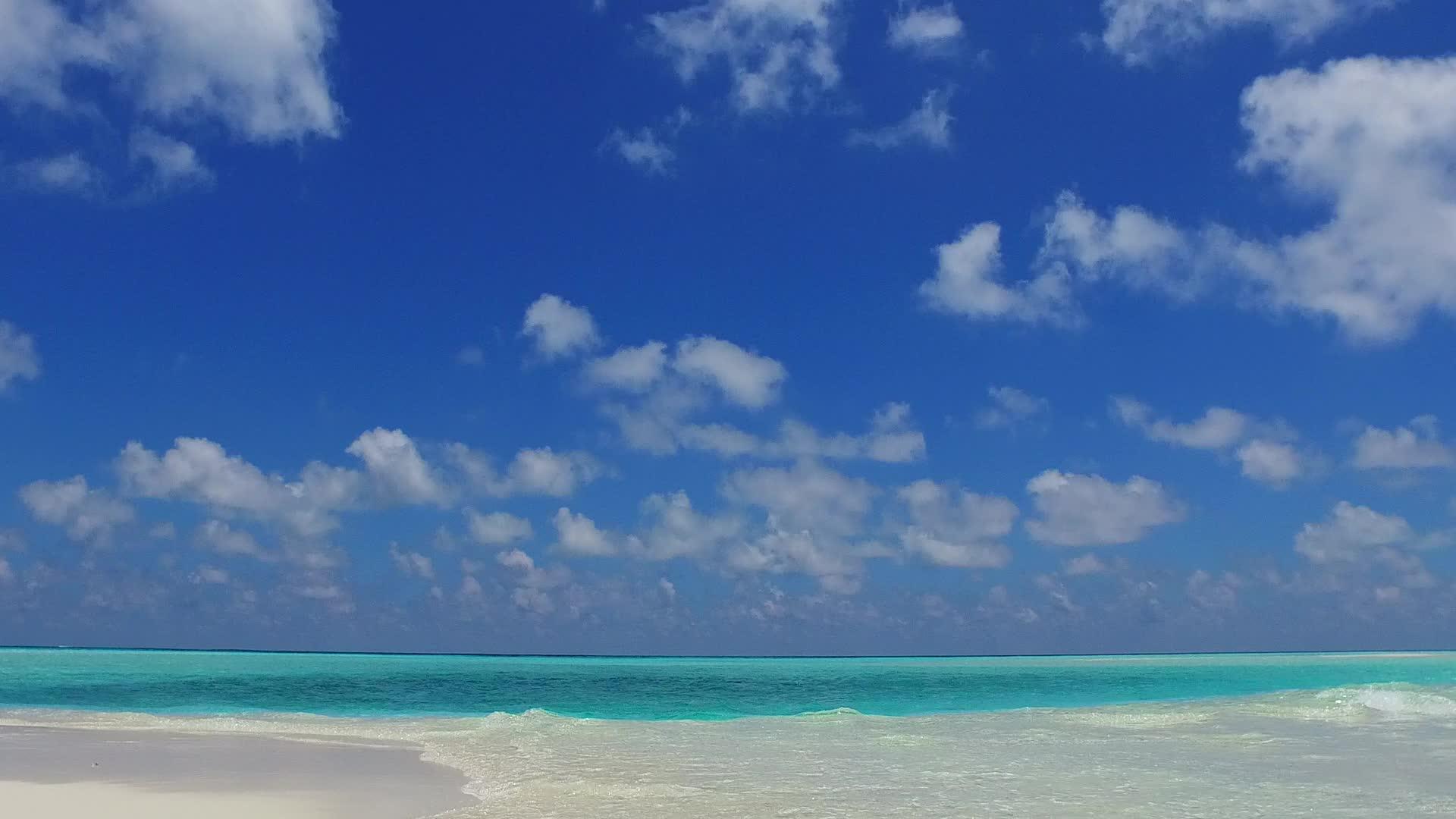 伴随着蓝海珊瑚礁附近有一个明亮的海滩背景视频的预览图