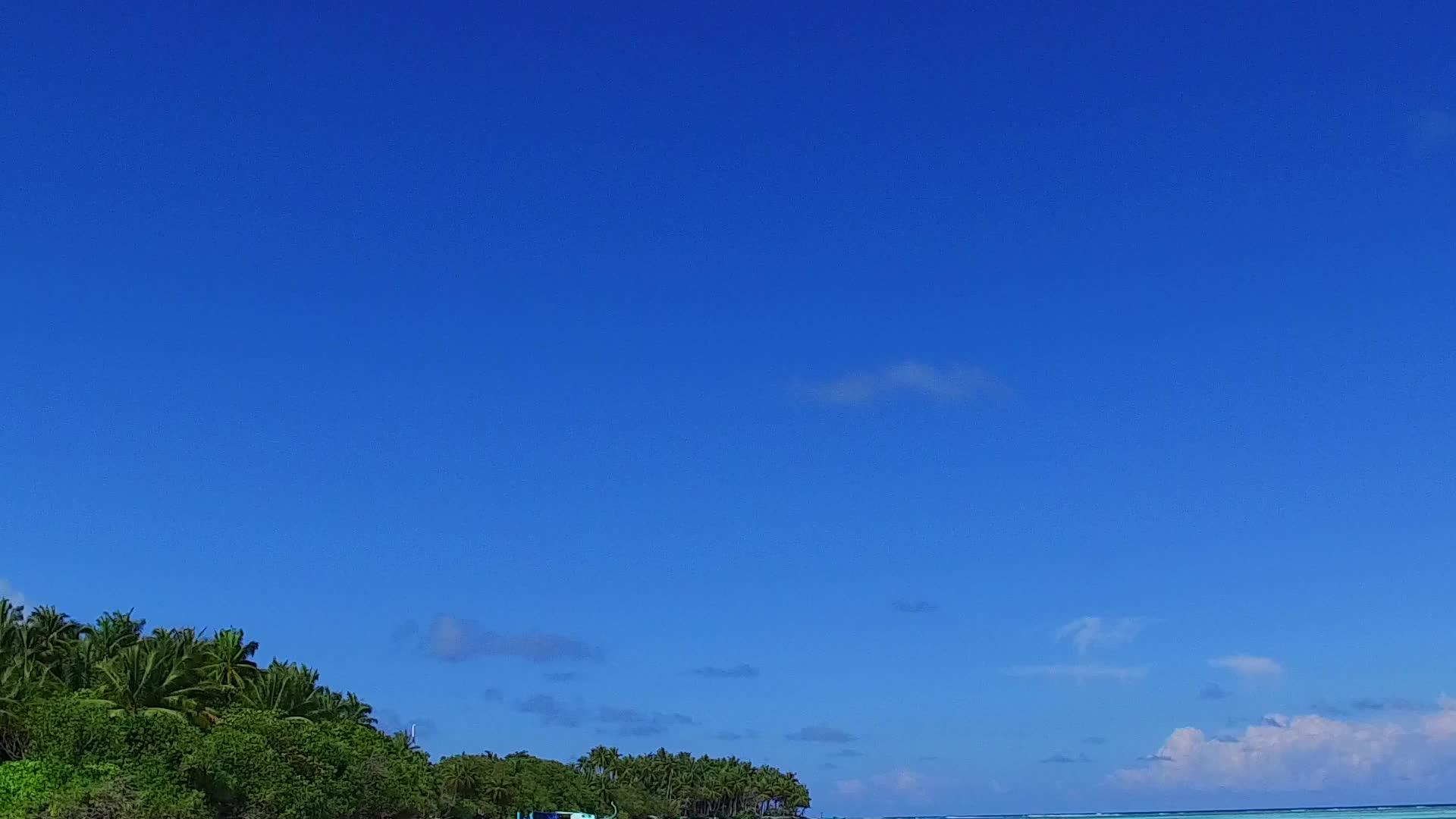 蓝色环礁湖和冲浪附近清洁海滩背景的海景阳光明媚视频的预览图