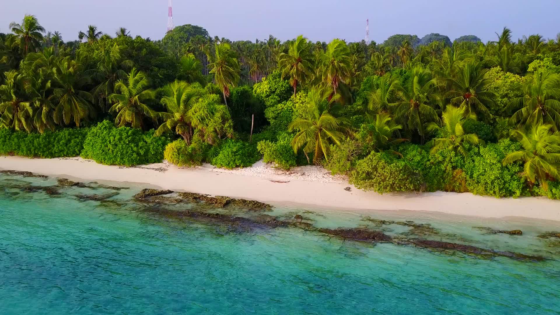 蓝色环礁湖的完美海滩之旅白色海滩的背景在海浪附近视频的预览图