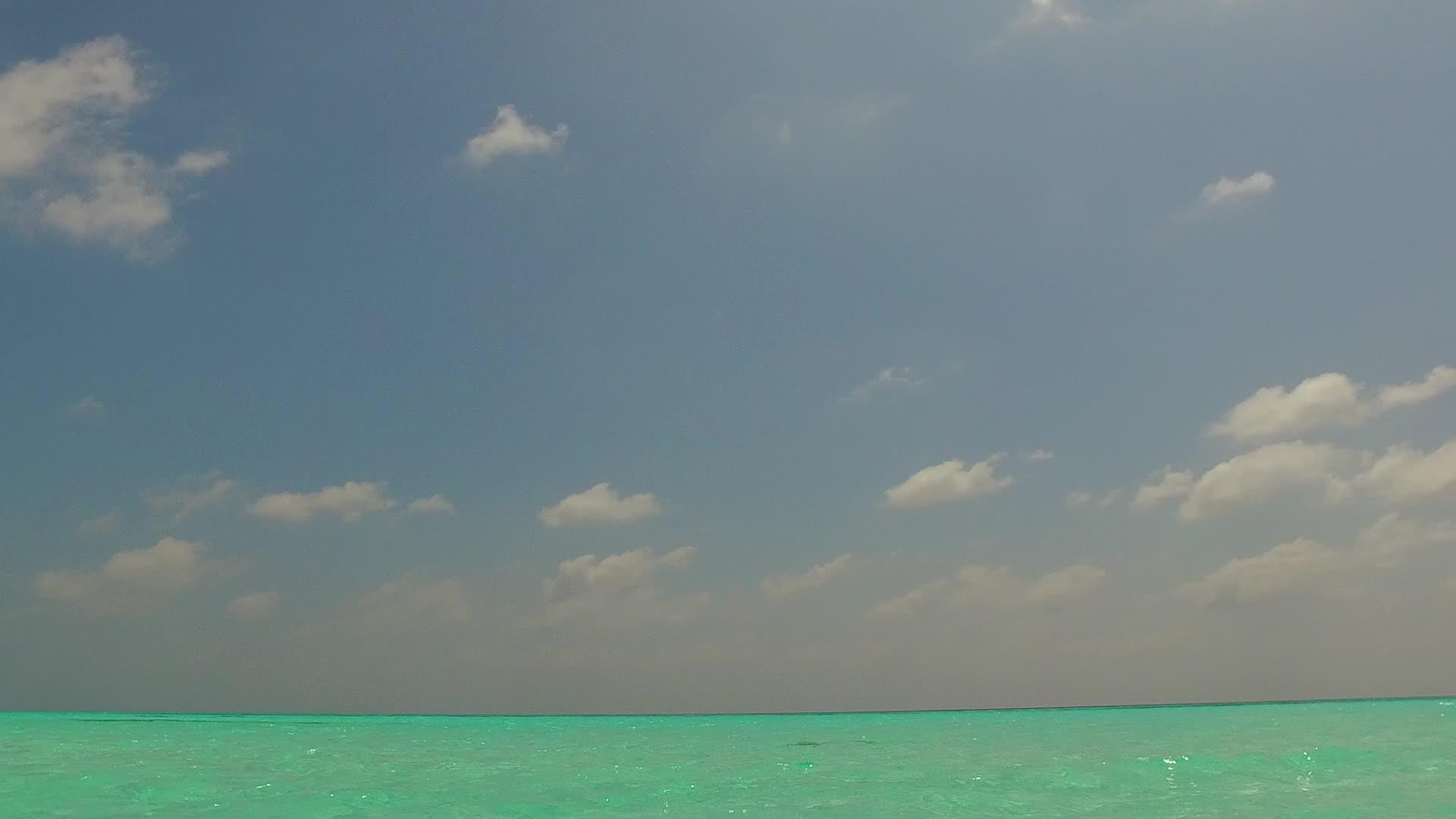 海滩以蓝海和沙巴附近的白色沙滩为背景视频的预览图
