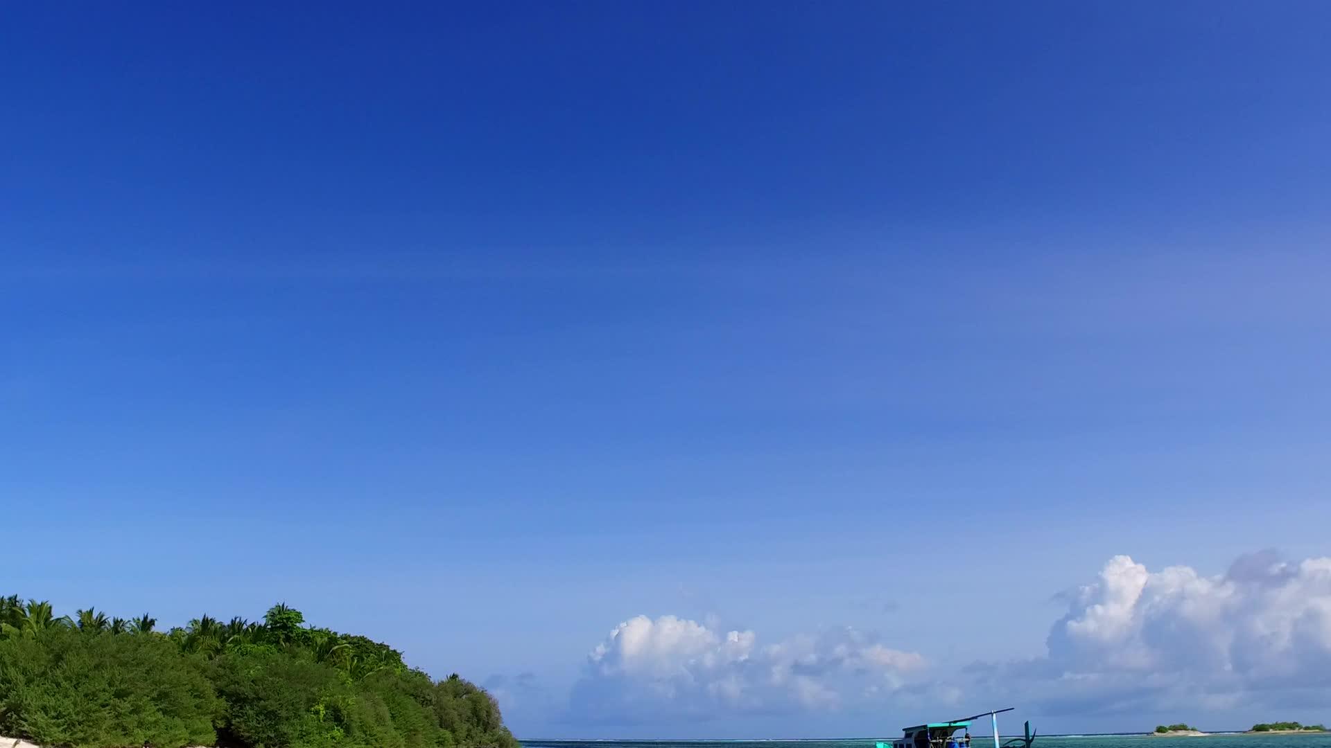 完美的蓝绿色环礁湖和接近冲浪的白色沙滩背景视频的预览图