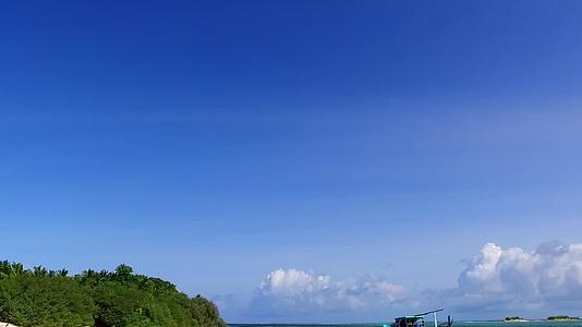 完美的蓝绿色环礁湖和接近冲浪的白色沙滩背景视频的预览图