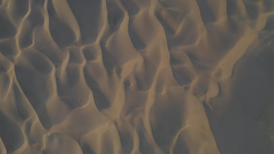 垂直航拍沙漠日落视频的预览图