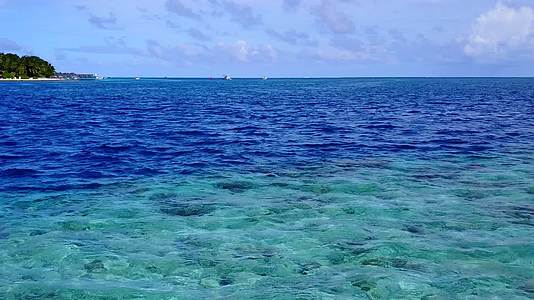 蓝色环礁湖和白色沙滩背景的白色沙滩冒险海景视频的预览图
