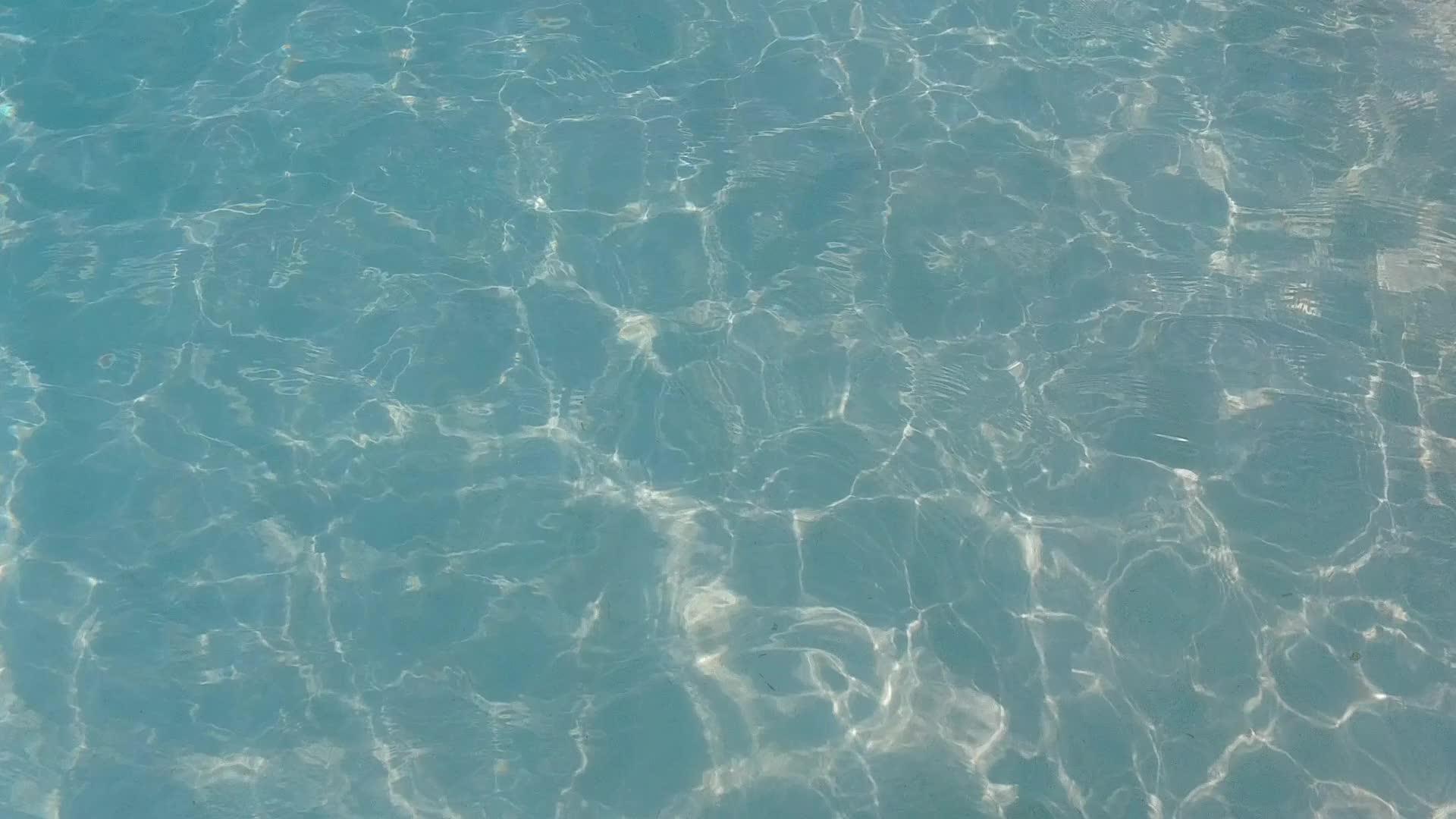 蓝色海滩的海滩时间类似于冲浪附近的白色沙滩背景视频的预览图