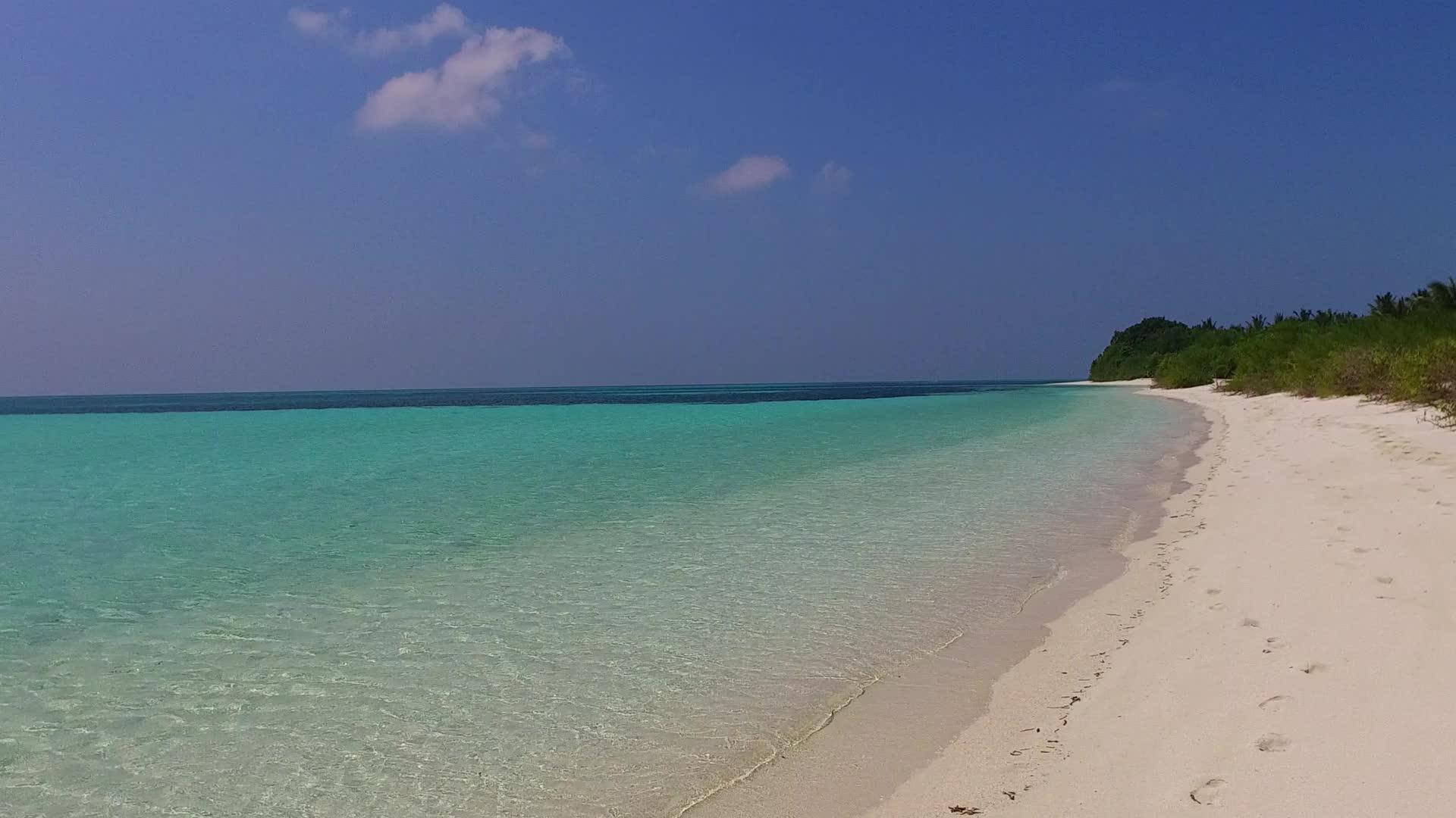 天堂海岸海滩度假的阳光景观靠近波浪的白色沙质背景视频的预览图