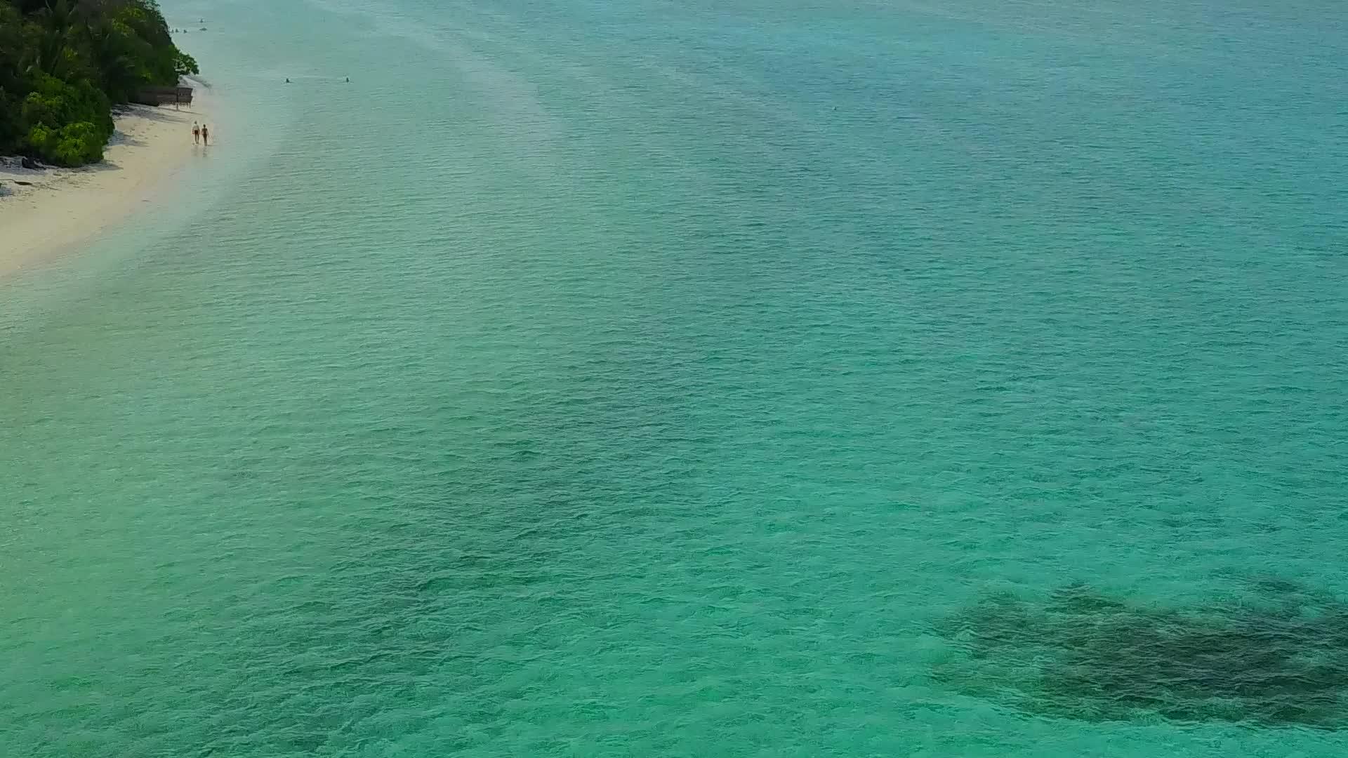在沙巴附近的蓝水和干净的海滩背景下阳光明媚的旅游视频的预览图